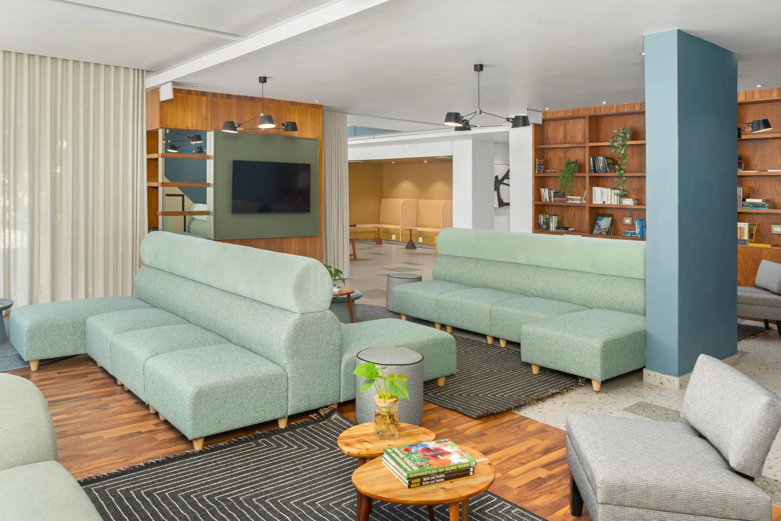 Communal lounge/ TV room in Neighbourgood East City