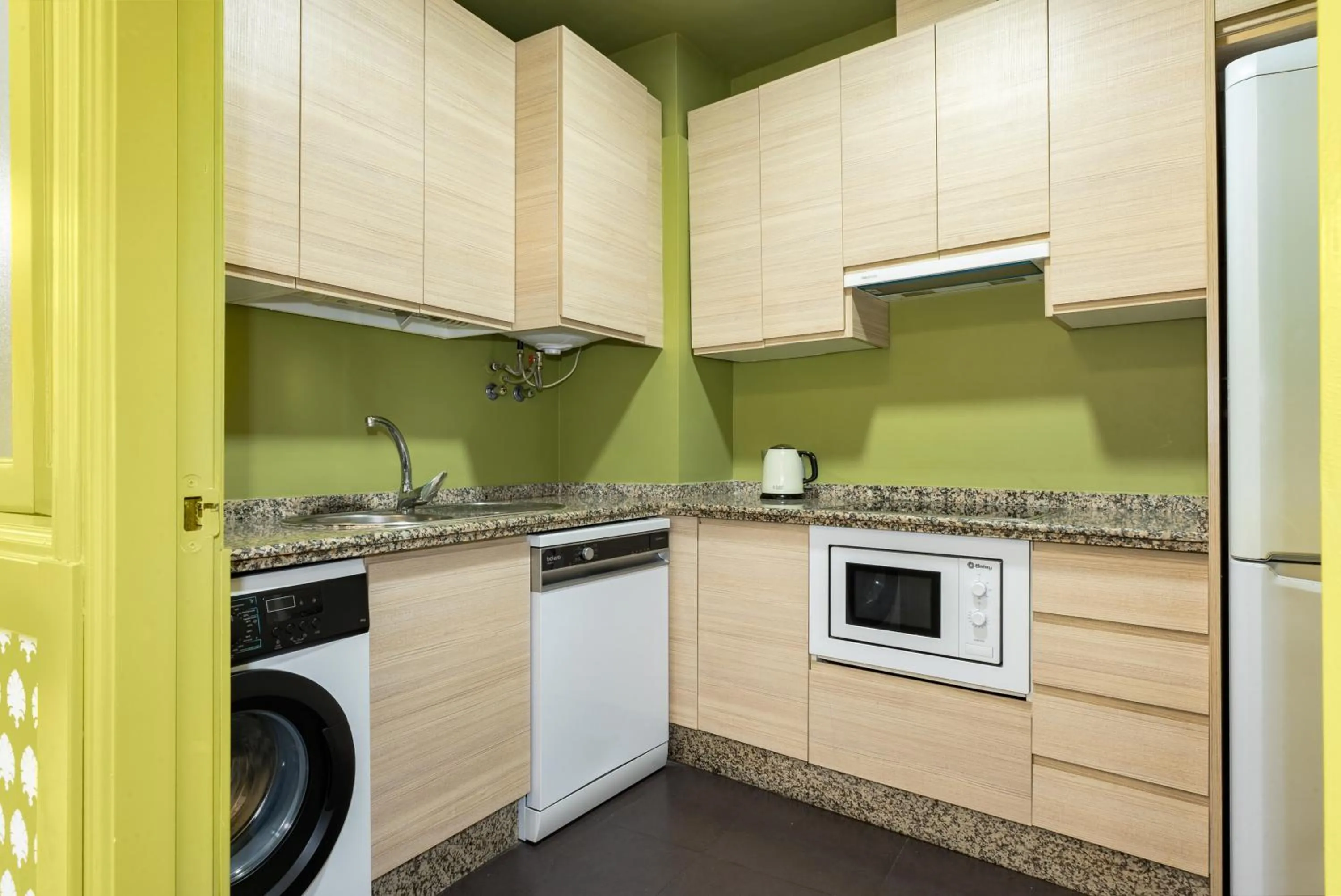 Kitchen or kitchenette in Smartr Sevilla Las Dueñas