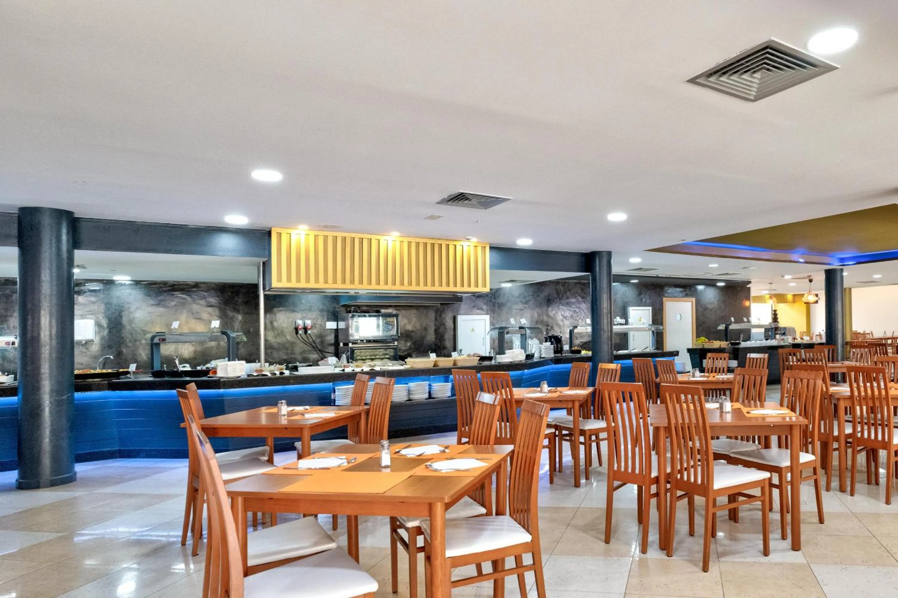 Lounge or bar in Hotel Chatur Costa Caleta