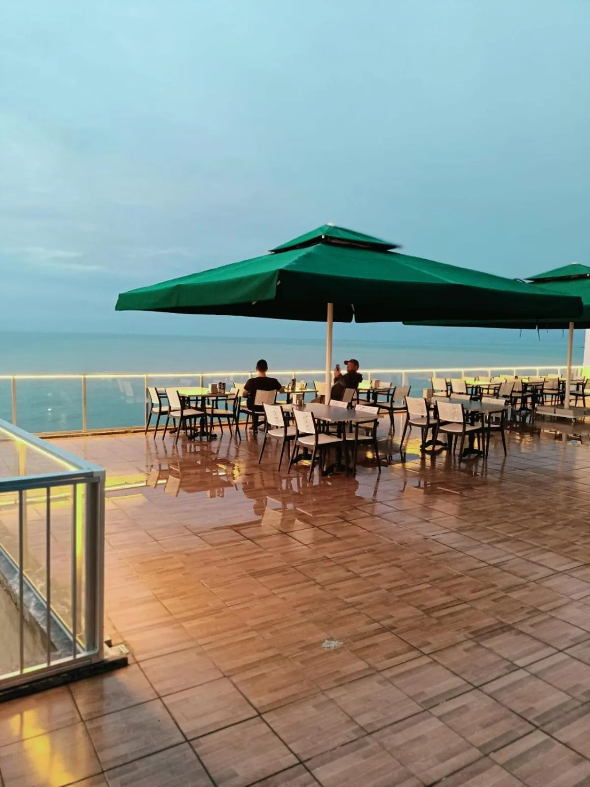 Restaurant/places to eat in The Marine Hotel