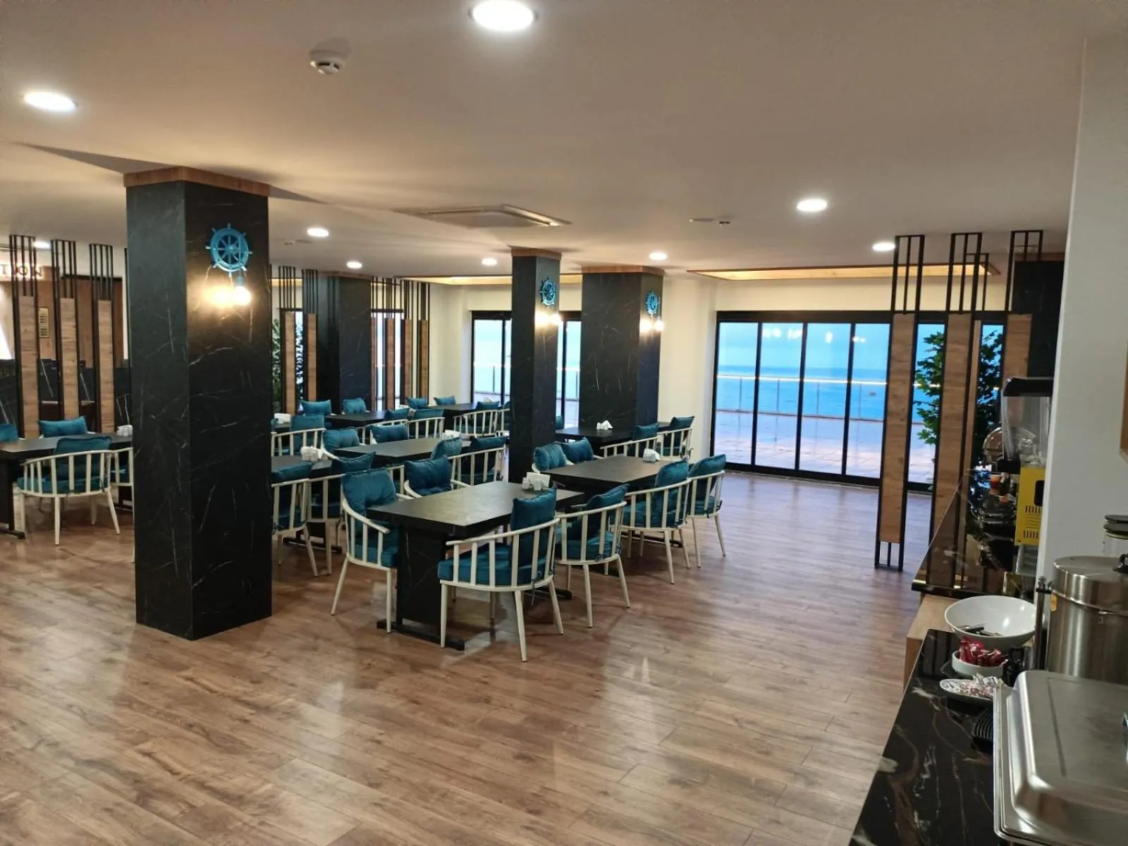 Restaurant/places to eat in The Marine Hotel