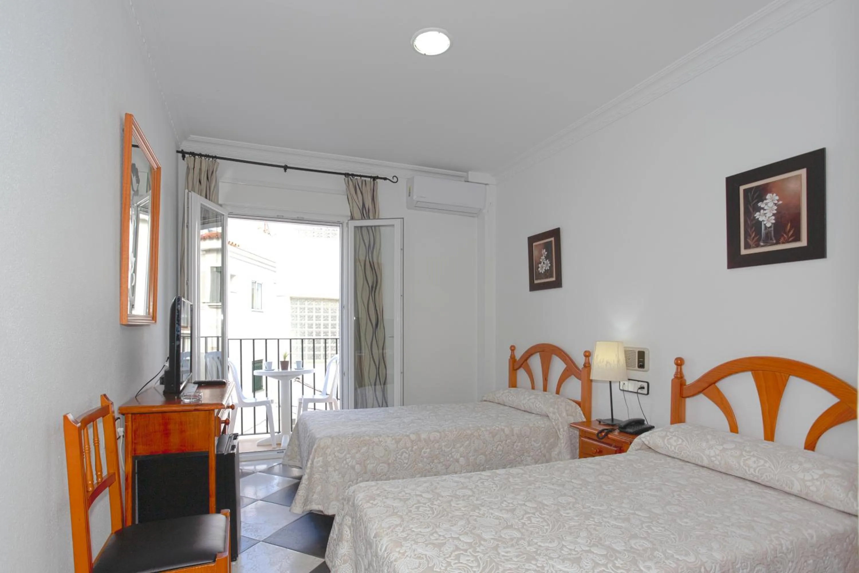 Photo of the whole room, Bed in Hotel Oasis