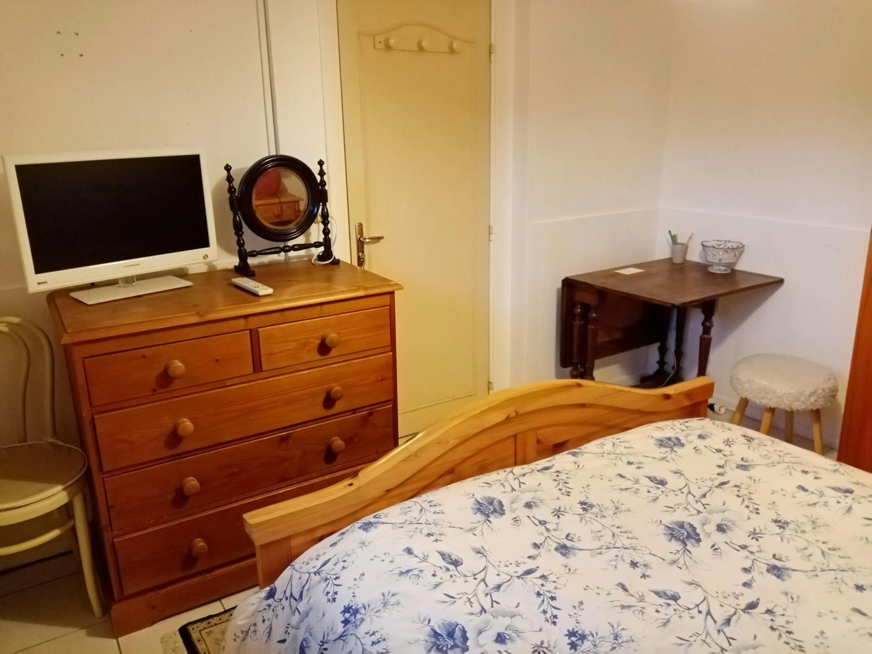 TV/Entertainment Center in Au Calme