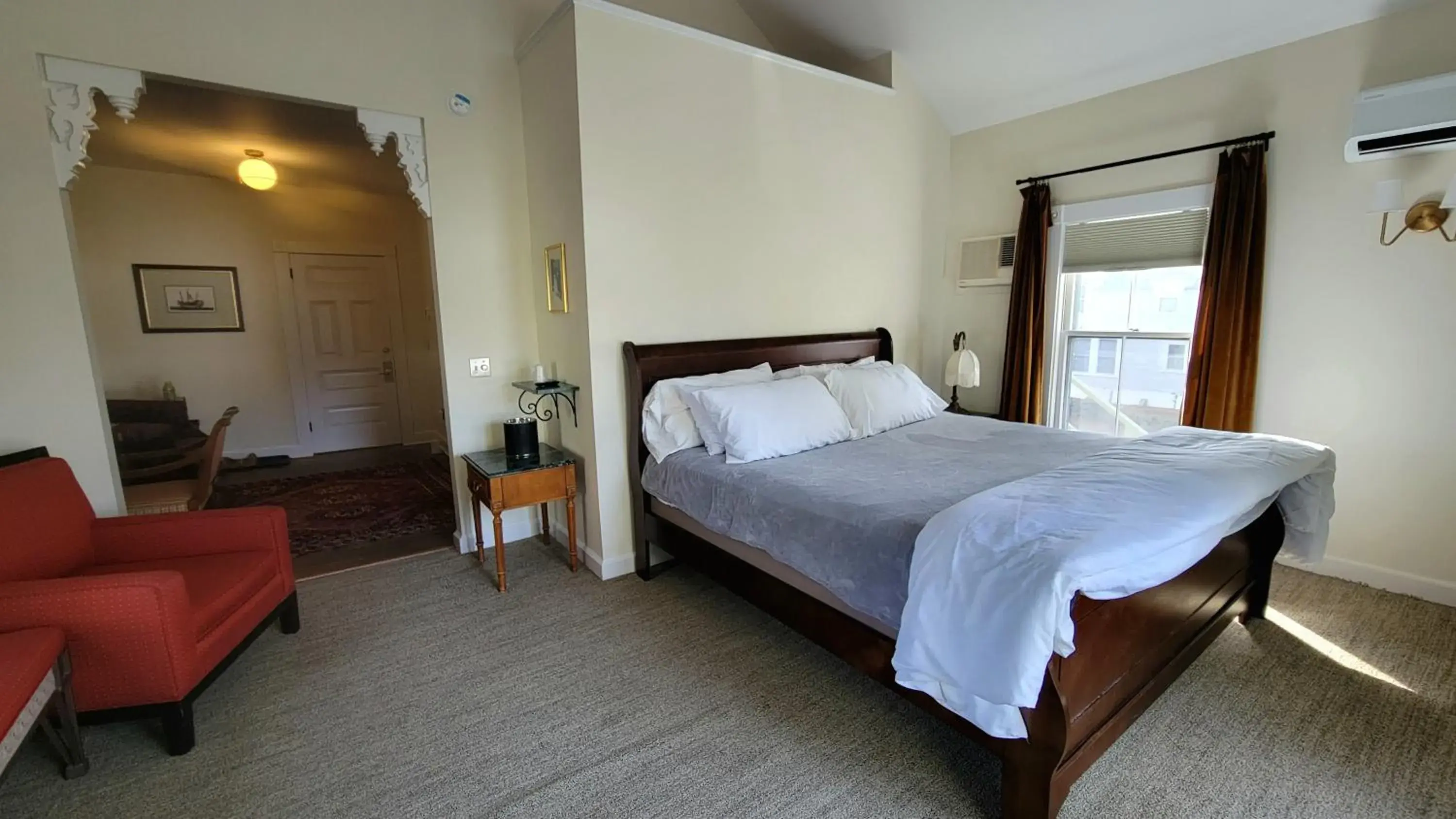 Deluxe King Suite in The Elizabeth Inn and Restaurant Deluxe King Suite in The Elizabeth Inn and Restaurant