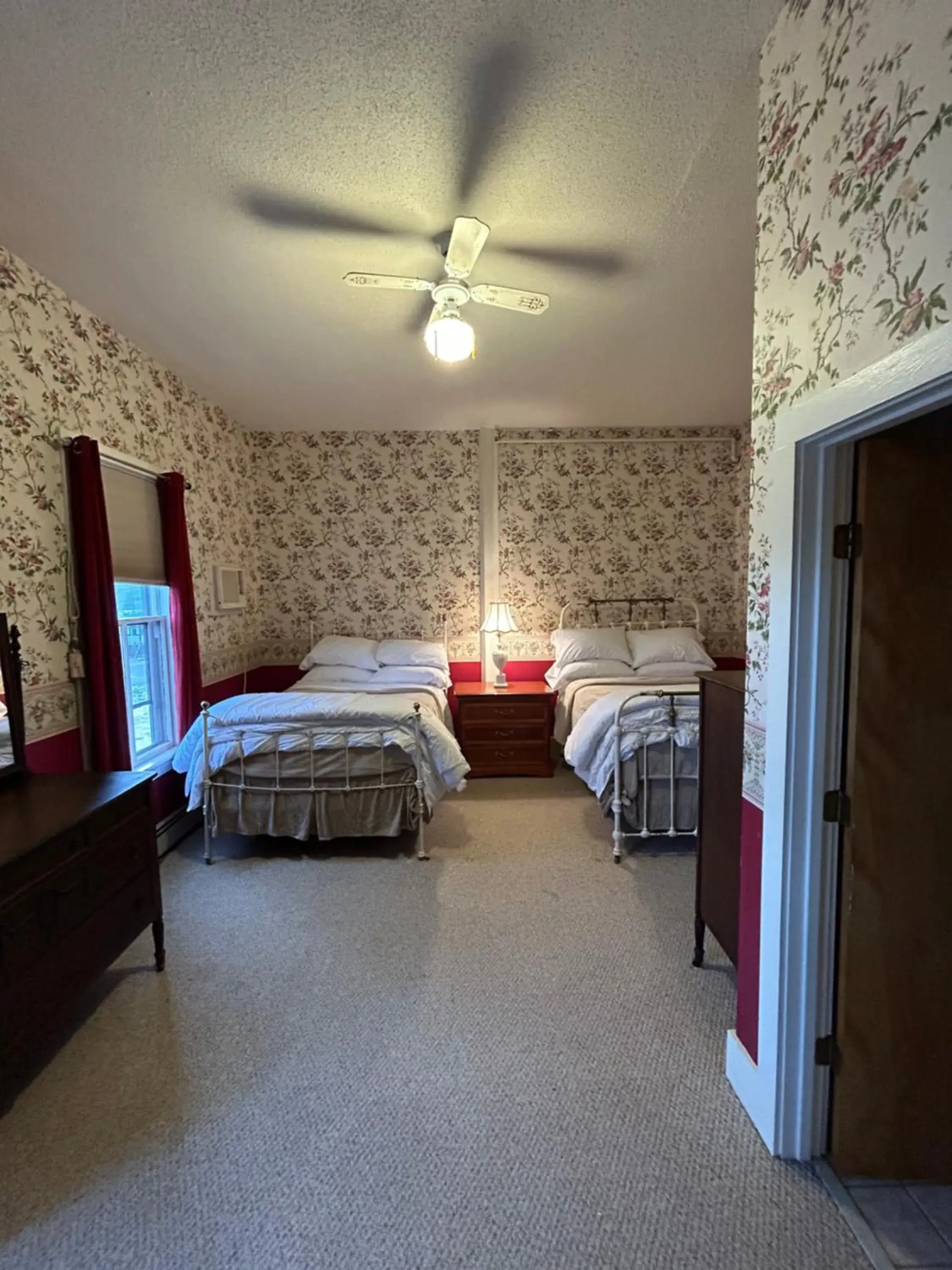 Deluxe Double Room with Extra Bed in The Elizabeth Inn and Restaurant Deluxe Double Room with Extra Bed in The Elizabeth Inn and Restaurant