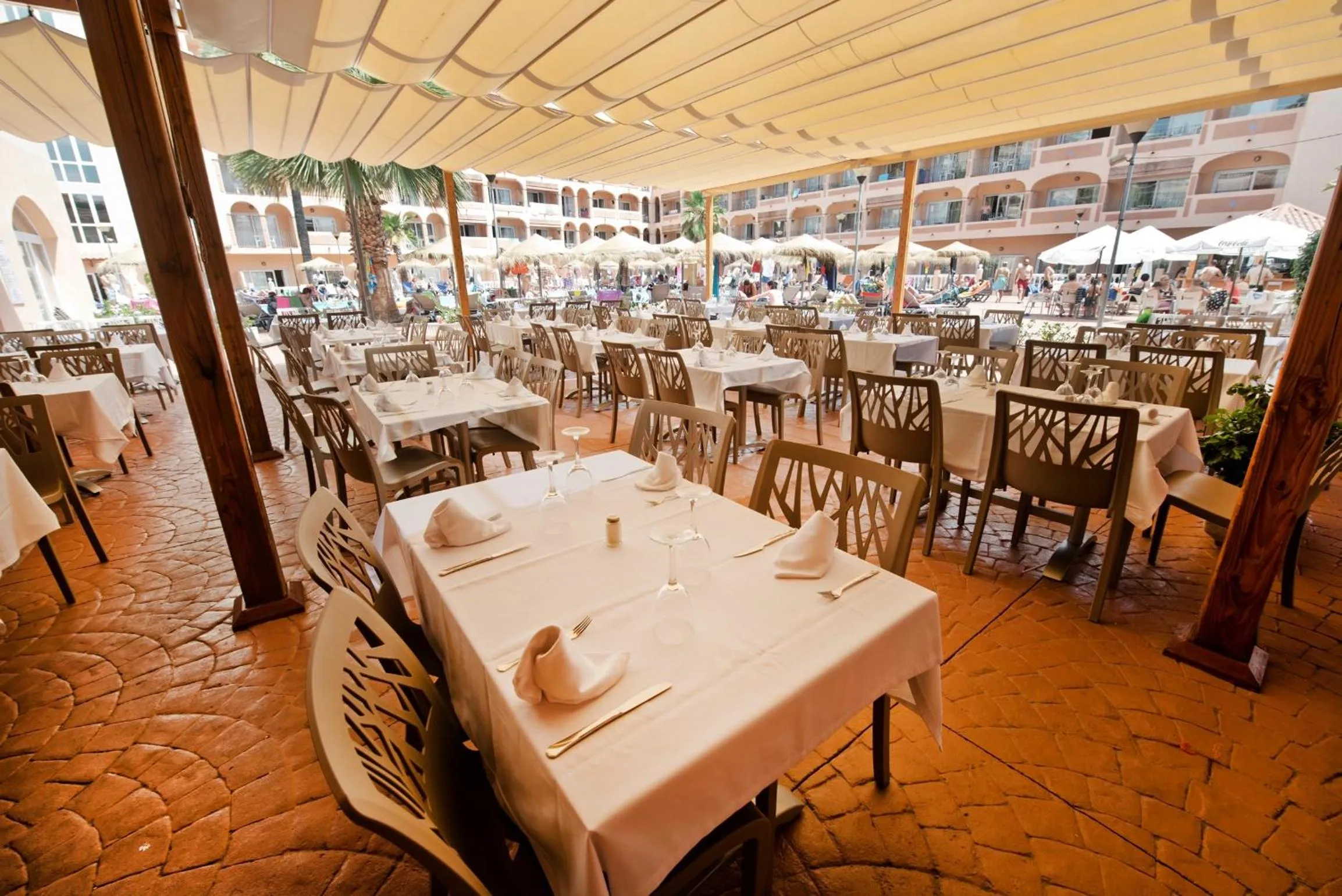 Restaurant/places to eat in Bahía Tropical