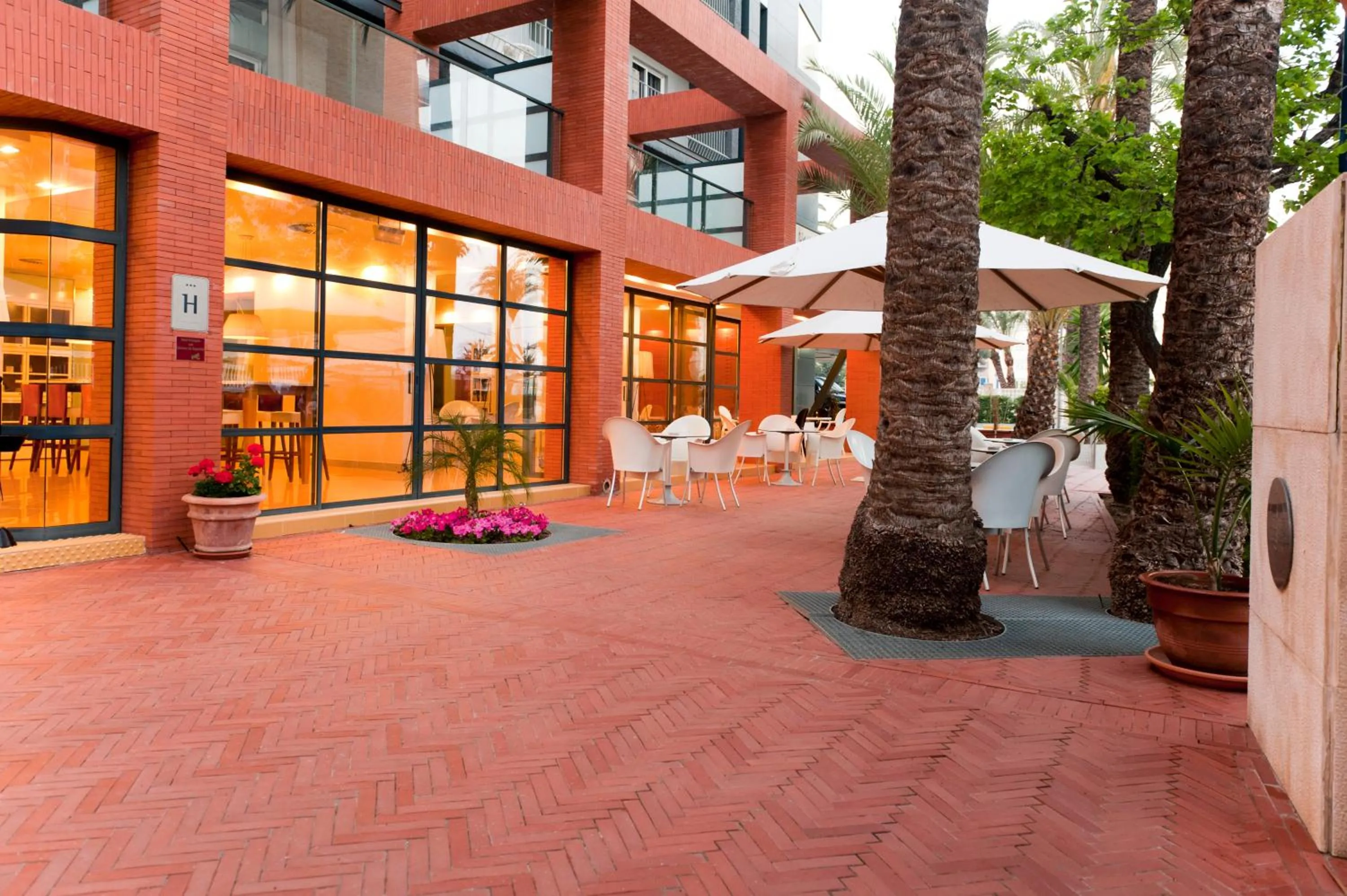 Facade/entrance in Hotel El Palmeral