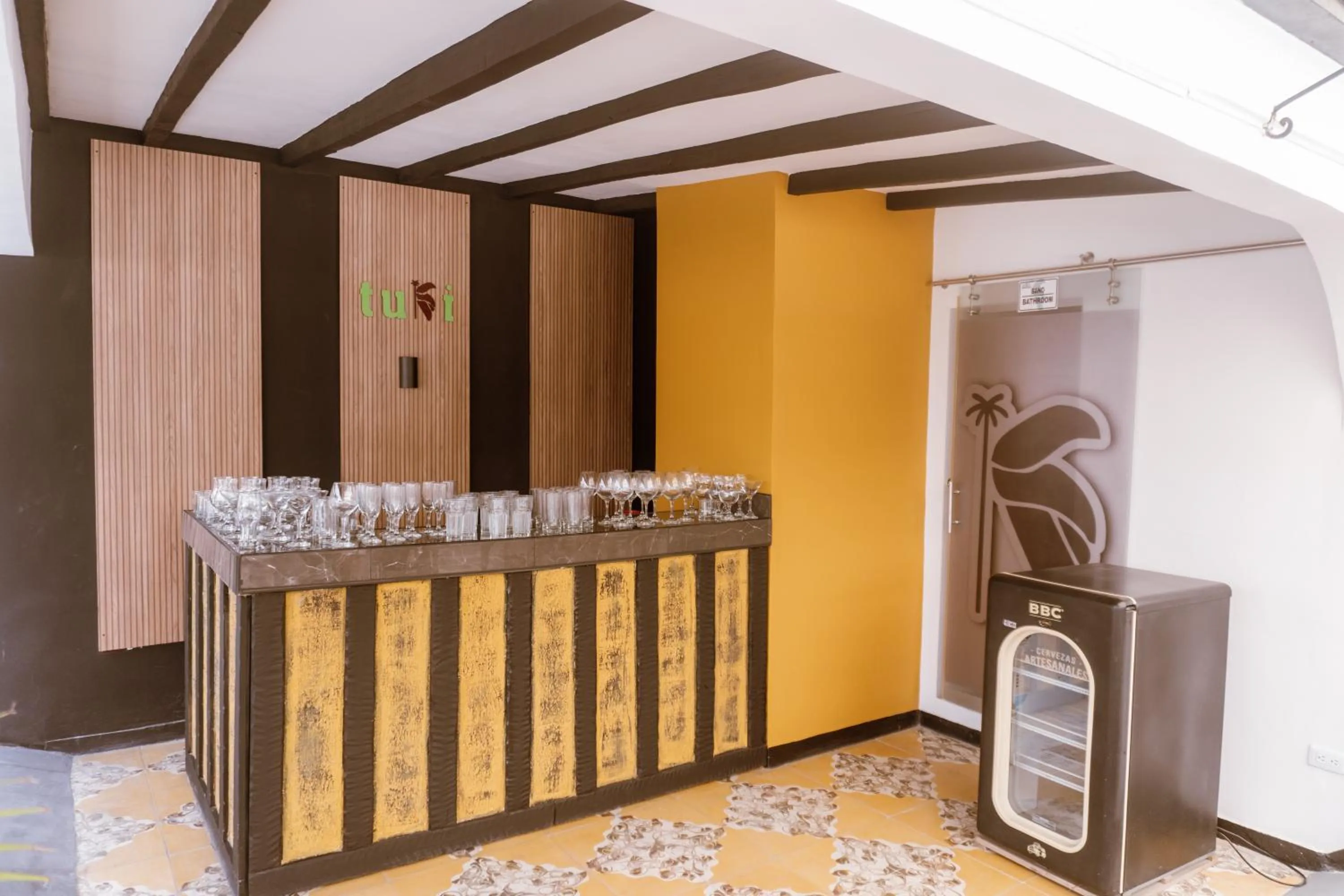 Restaurant/places to eat in Tuki Hostel & Lounge