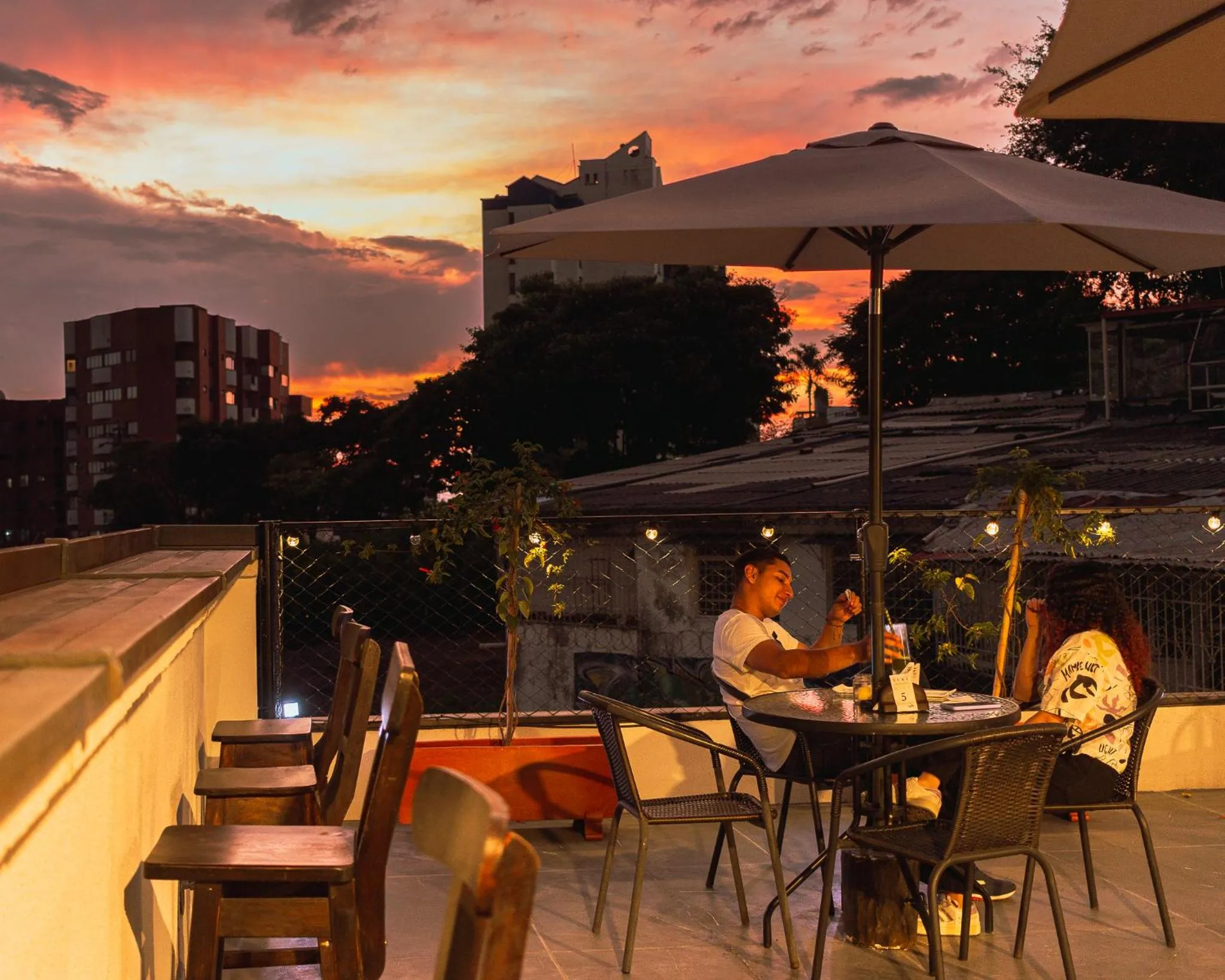 Restaurant/places to eat in Tuki Hostel & Lounge