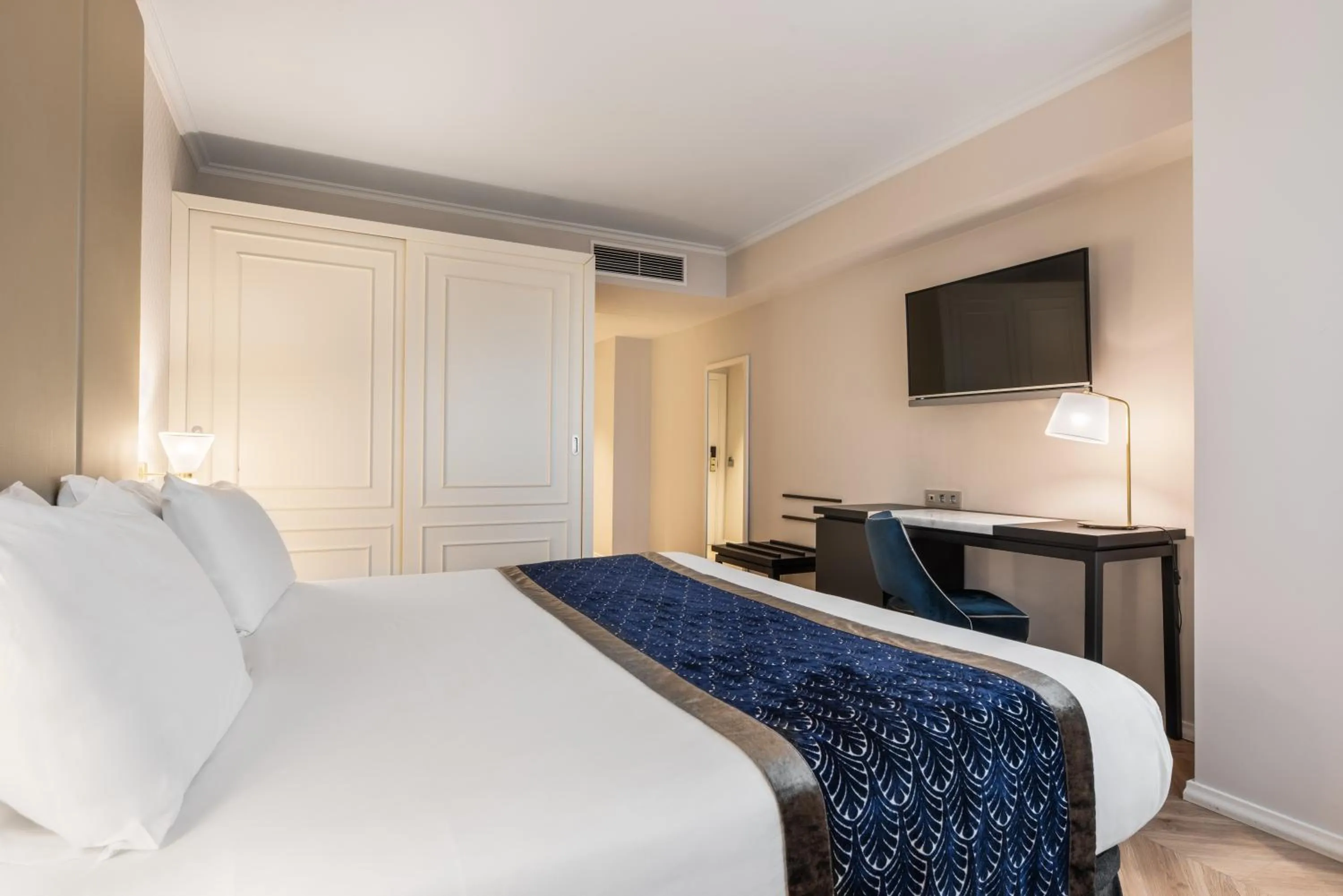 Photo of the whole room, Bed in Eurostars Gran Hotel Lugo