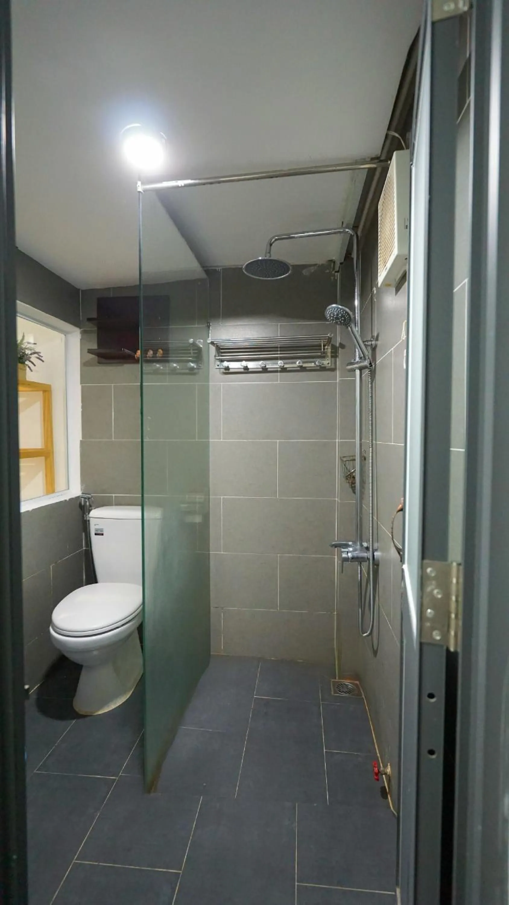 Shower in Language Exchange Hotel 3