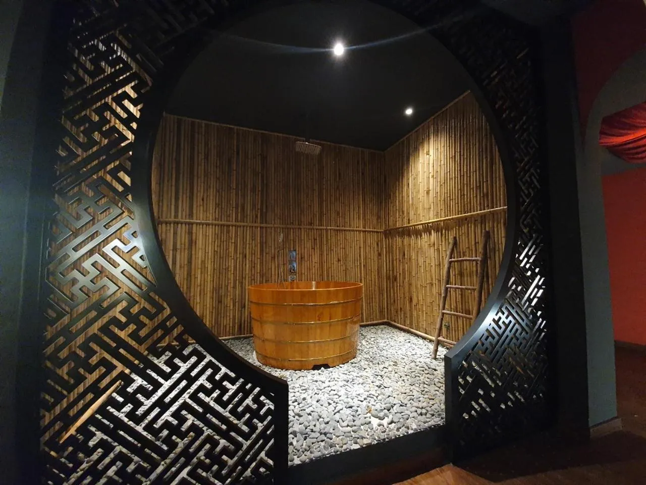 Hot Tub in Language Exchange Hotel 3