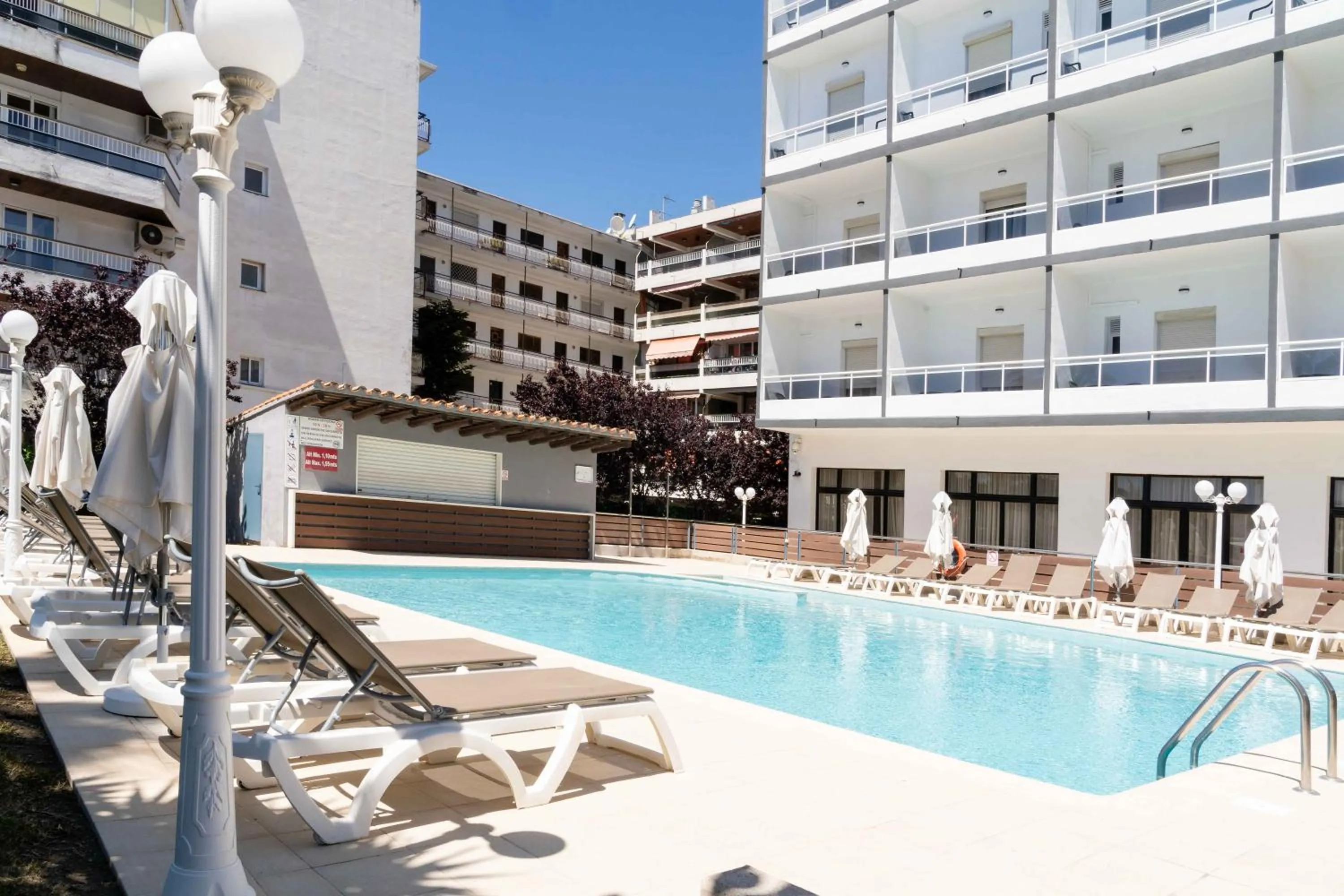 Swimming pool in Hotel Planas
