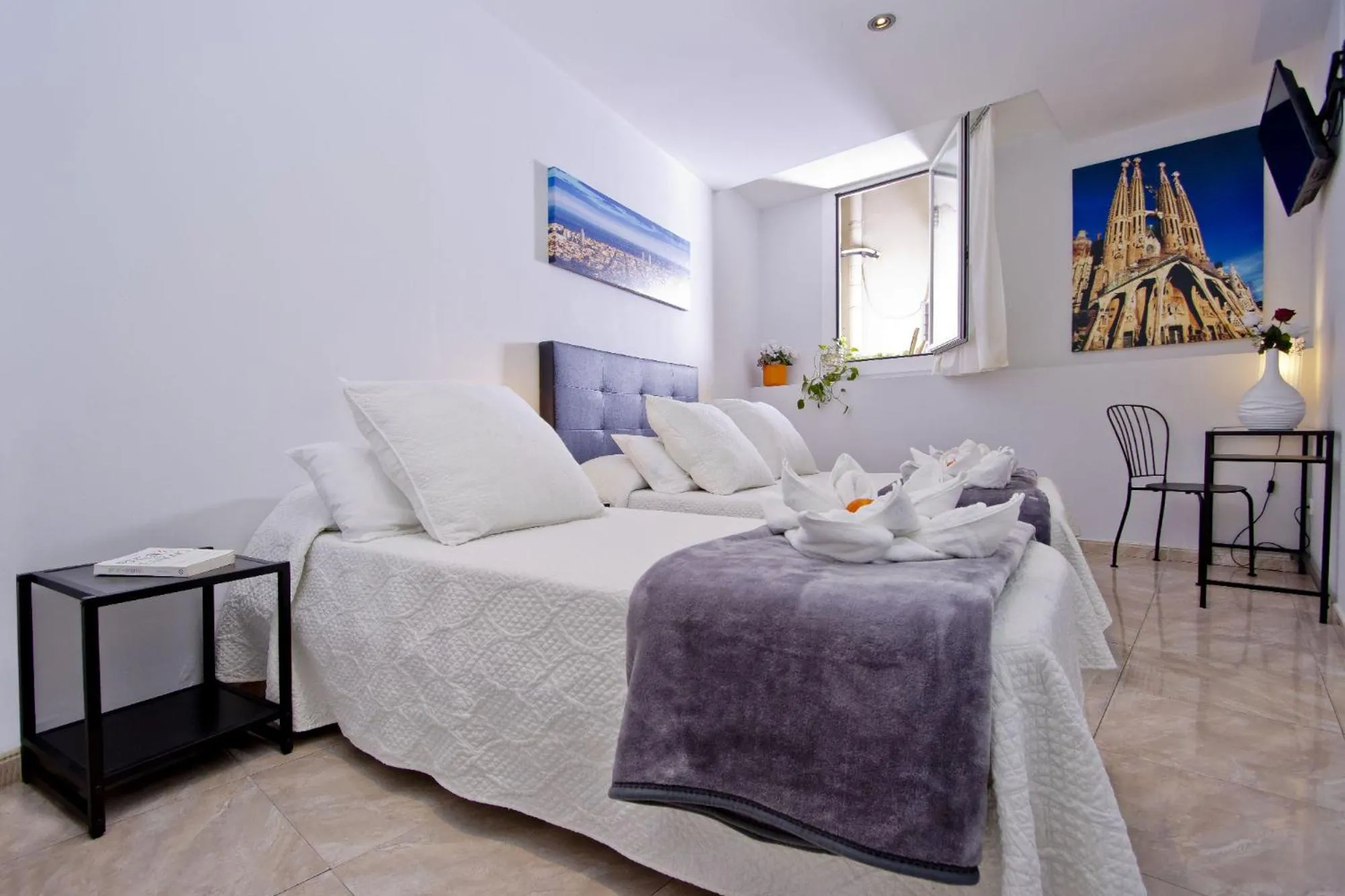 Bed in Barcelona City Centre Hostal