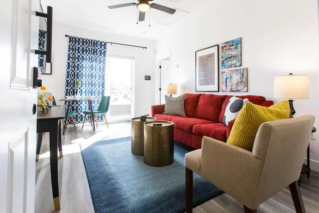 Walk 2 Restaurants & Bars-Relax on Private Patio