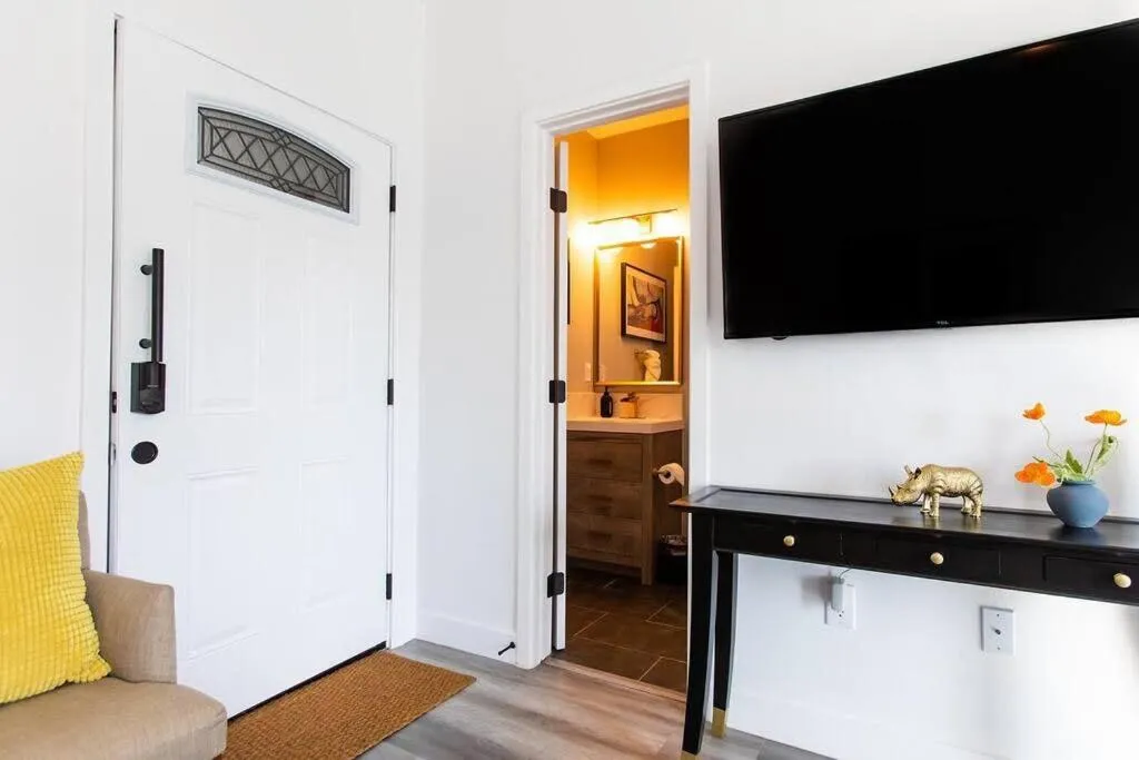 Walk 2 Restaurants & Bars-Relax on Private Patio