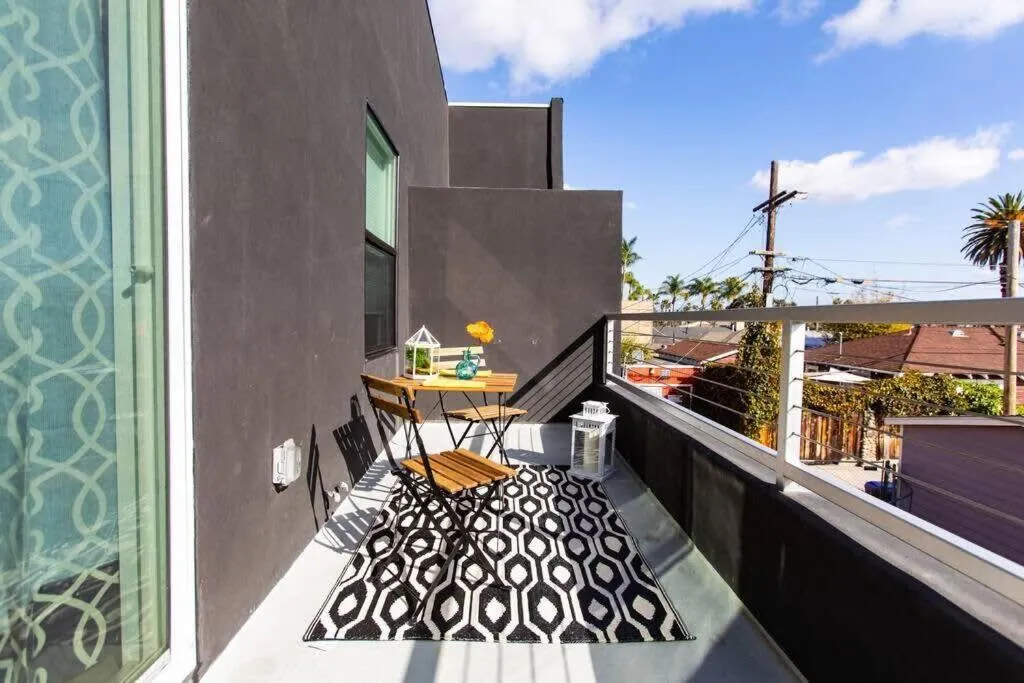 Walk 2 Restaurants & Bars-Relax on Private Patio