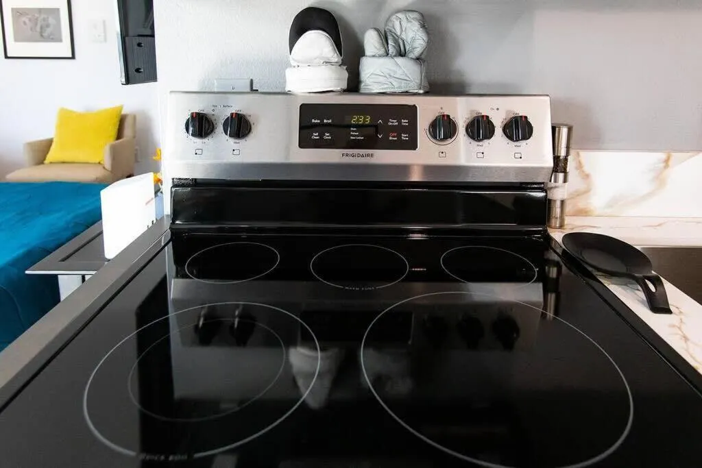 Walk 2 Restaurants & Bars-Relax on Private Patio