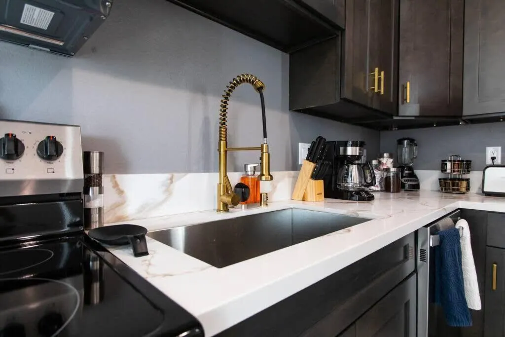 Walk 2 Restaurants & Bars-Relax on Private Patio