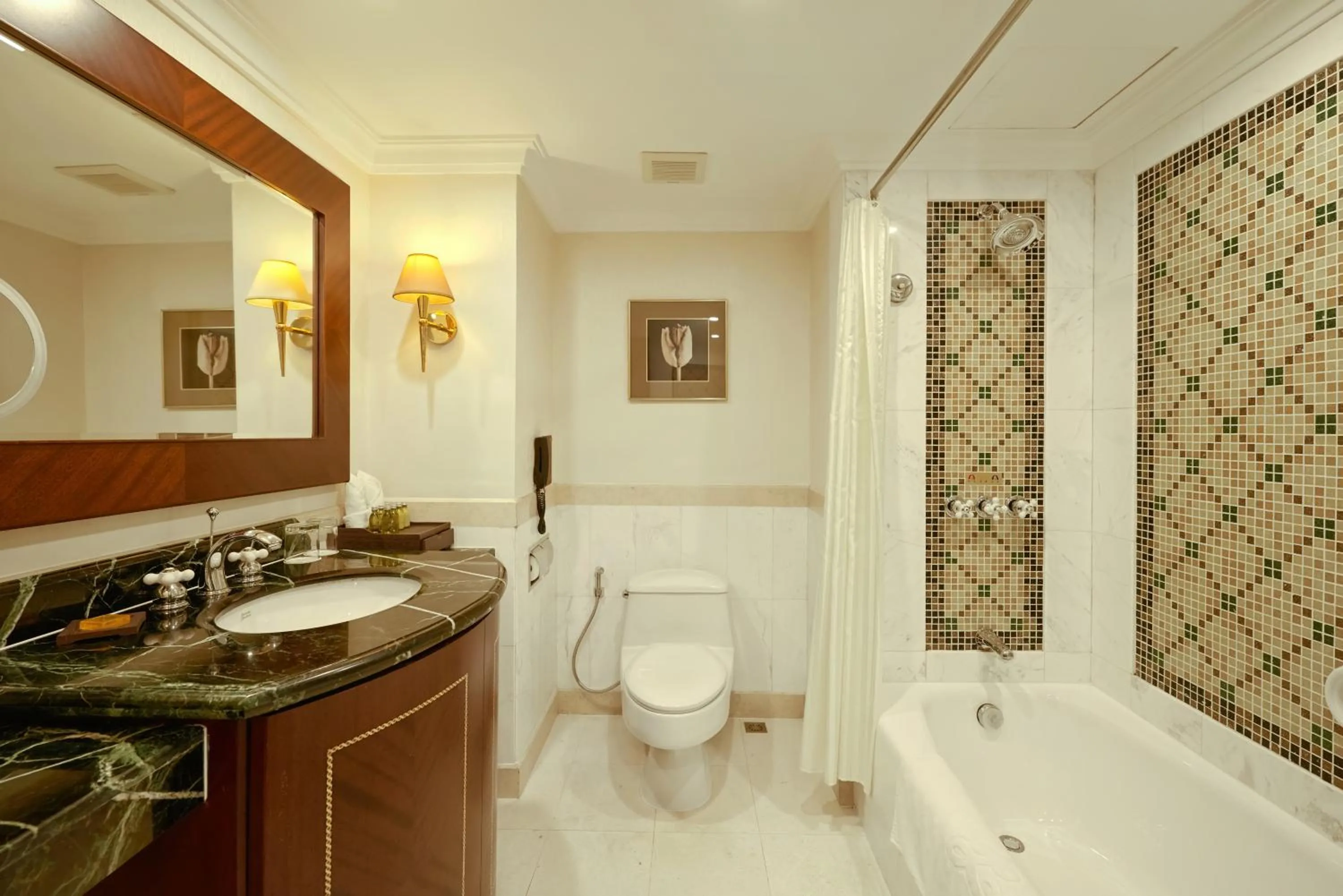 Shower in Khách sạn Quốc tế Lợi Lai - Li Lai International Hotel