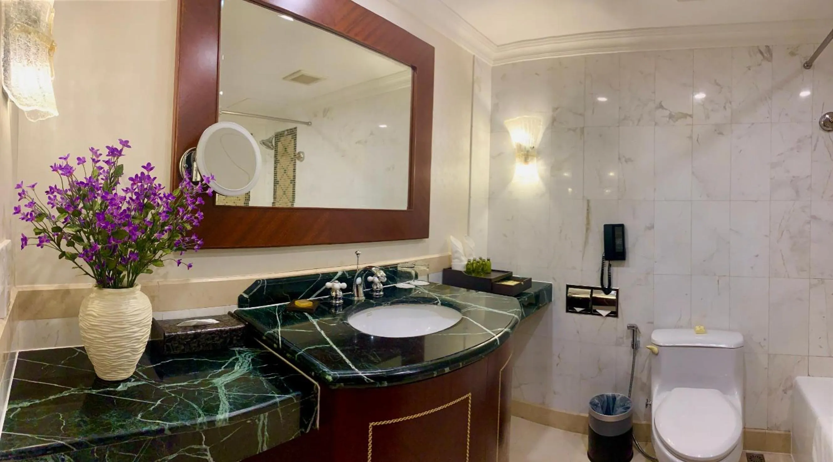 Bathroom in Khách sạn Quốc tế Lợi Lai - Li Lai International Hotel