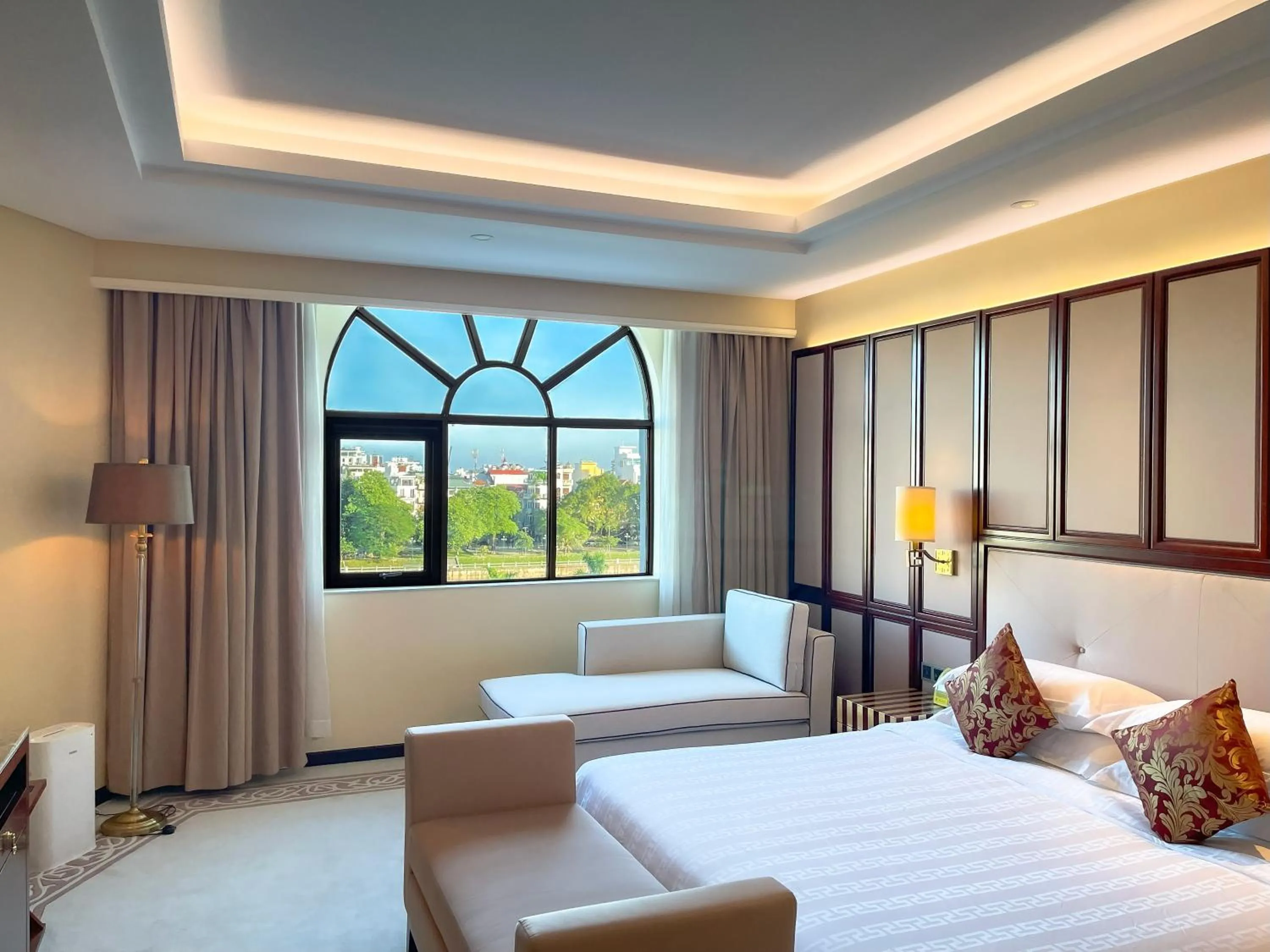 View (from property/room), Bed in Khách sạn Quốc tế Lợi Lai - Li Lai International Hotel