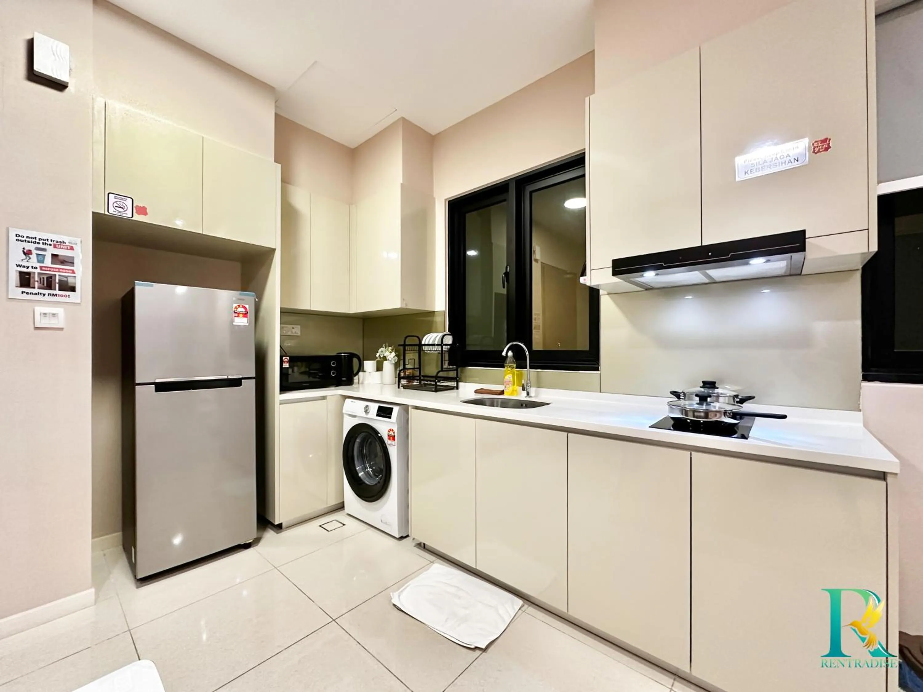 kitchen in Paradigm Residence by RR JBcity