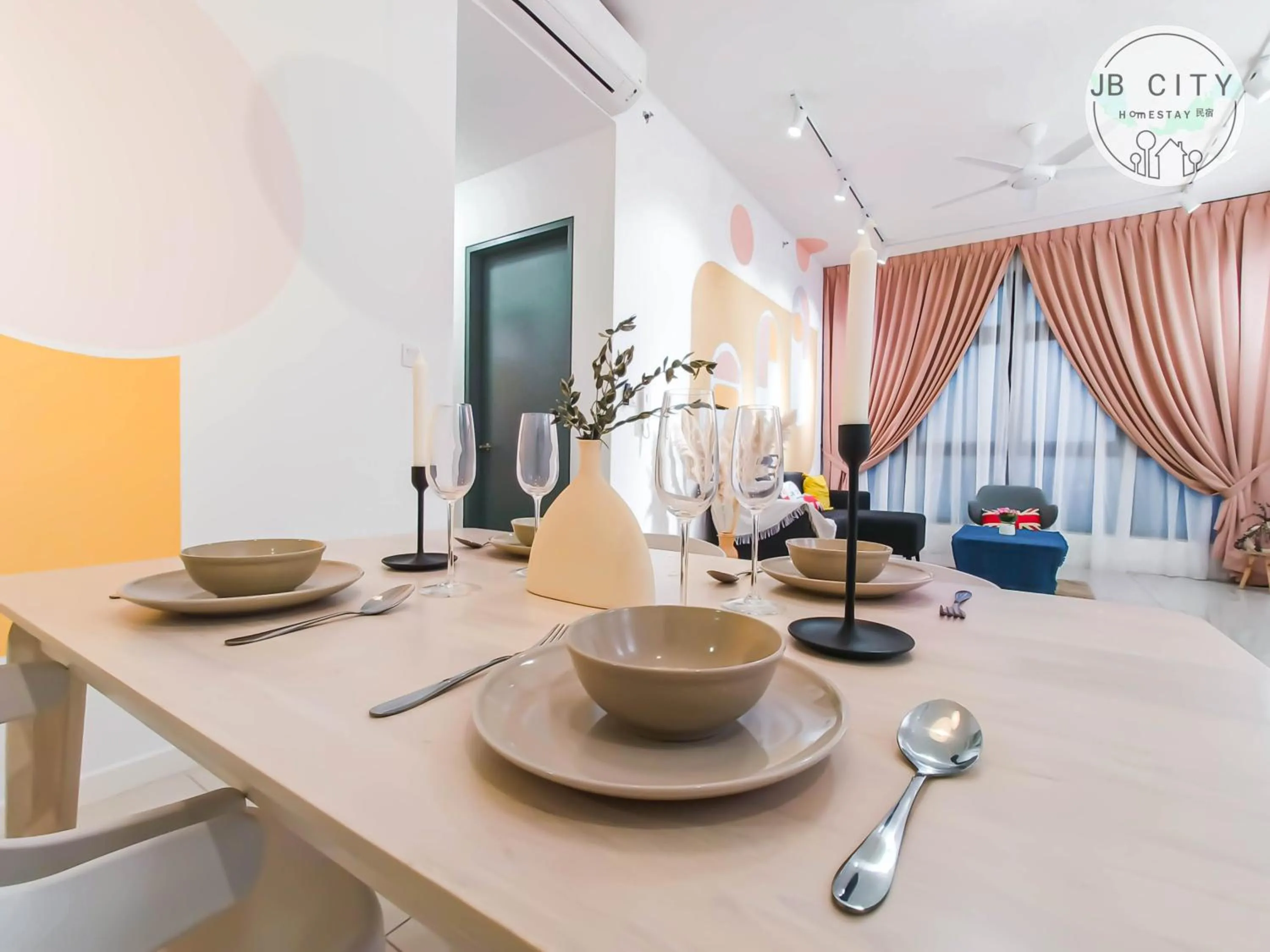 Dining area in Paradigm Residence by RR JBcity