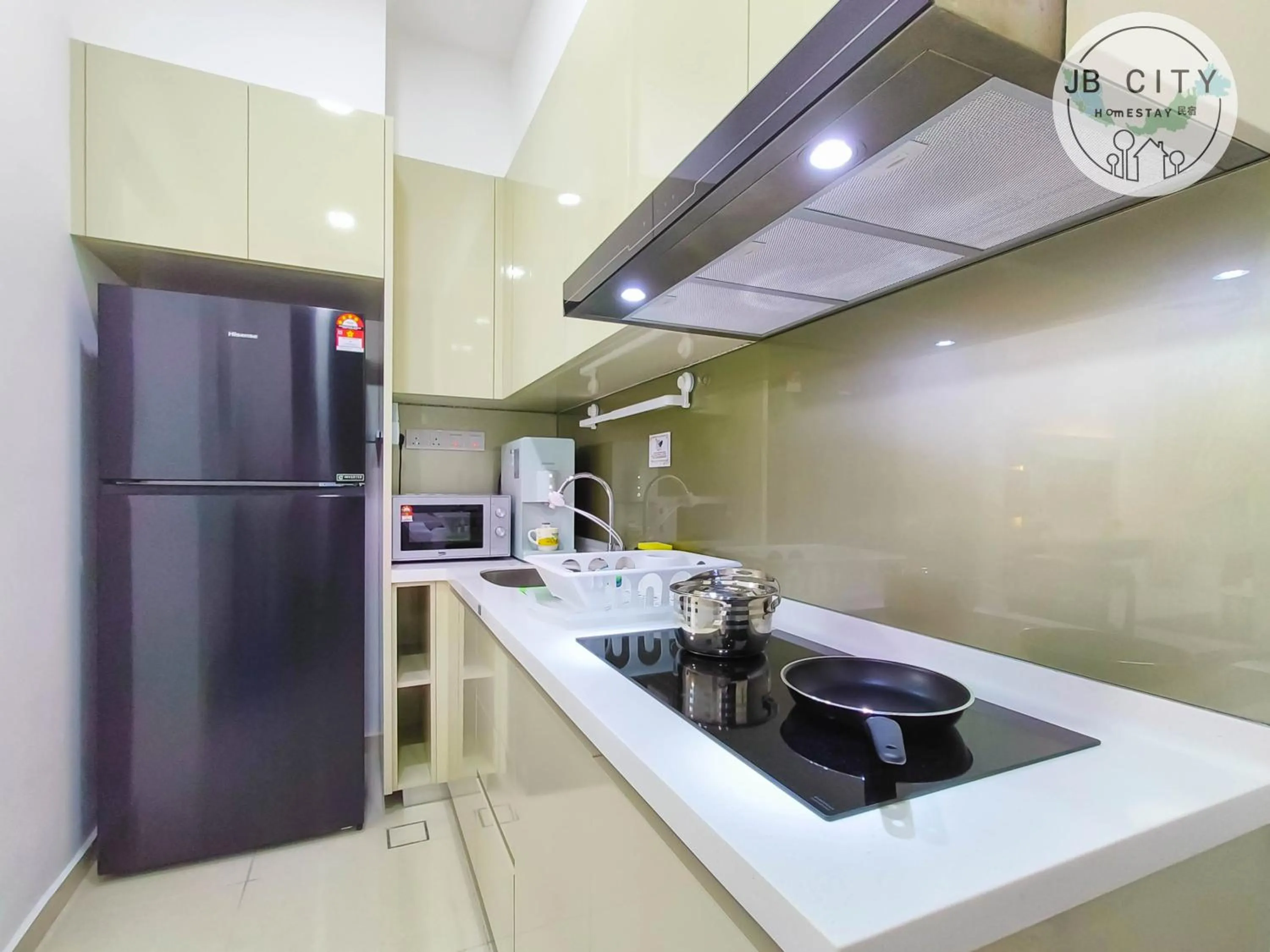 Kitchen or kitchenette in Paradigm Residence by RR JBcity