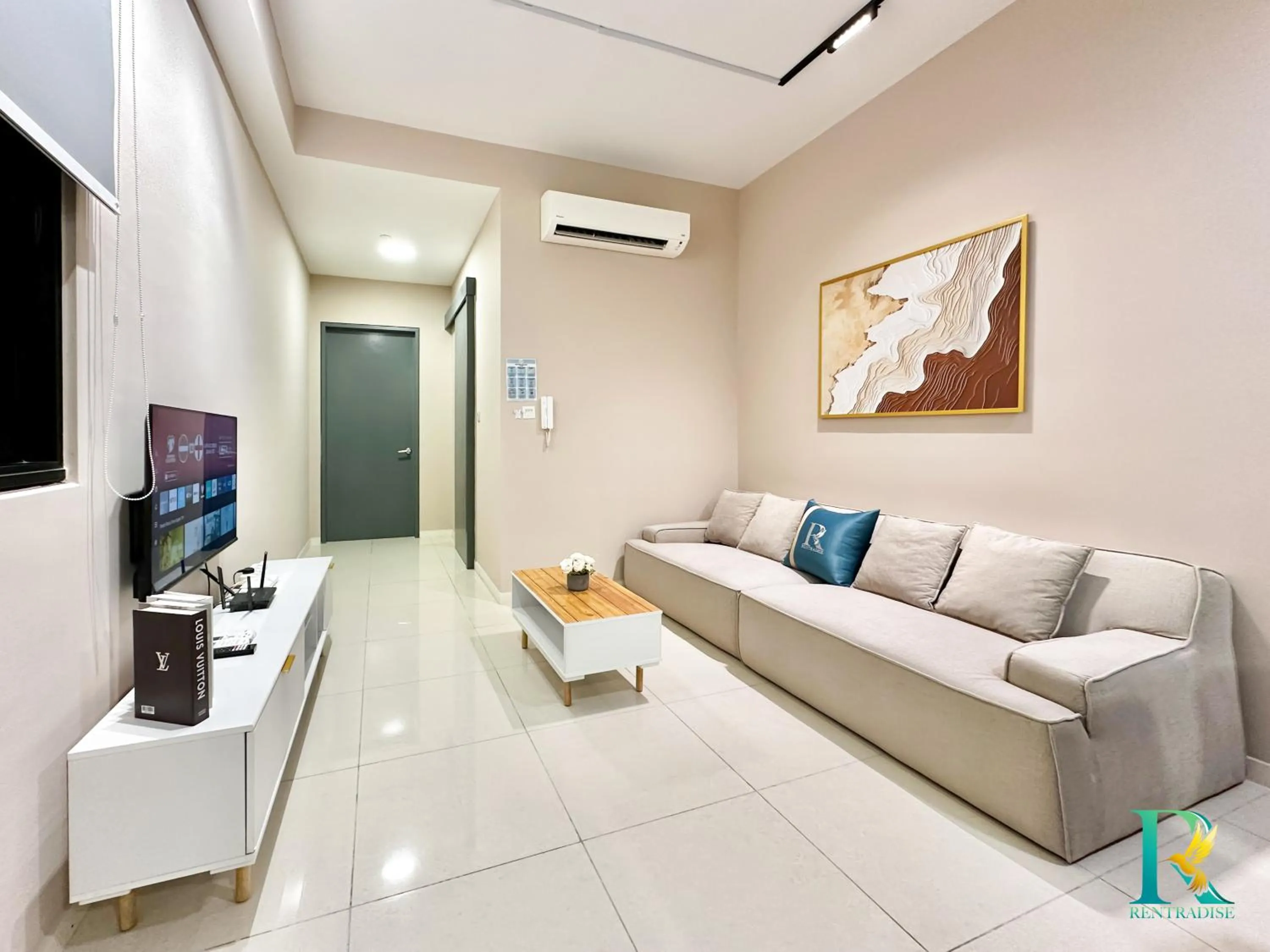 Living room in Paradigm Residence by RR JBcity