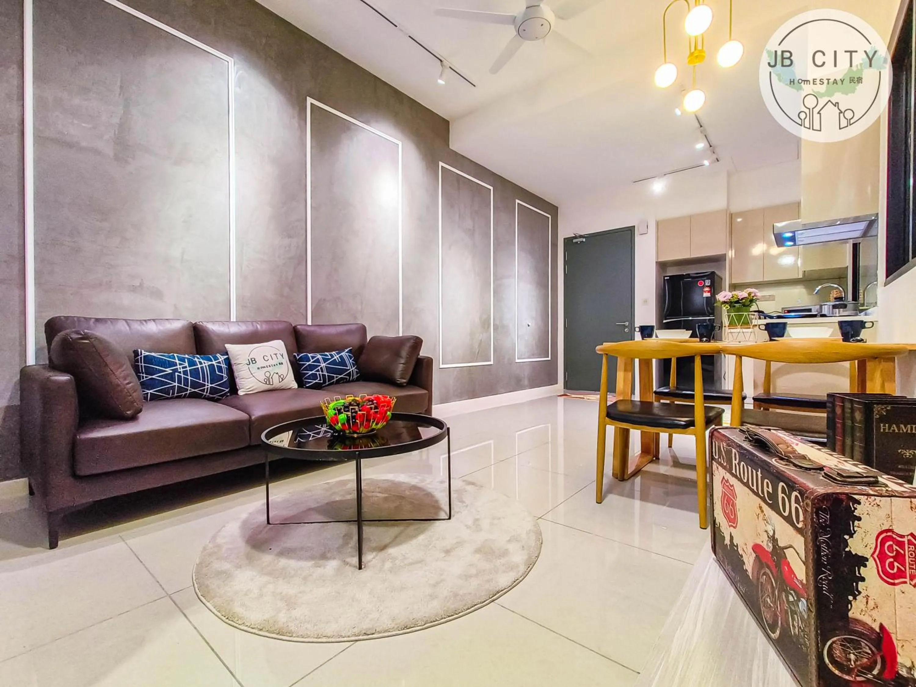 Living room in Paradigm Residence by RR JBcity