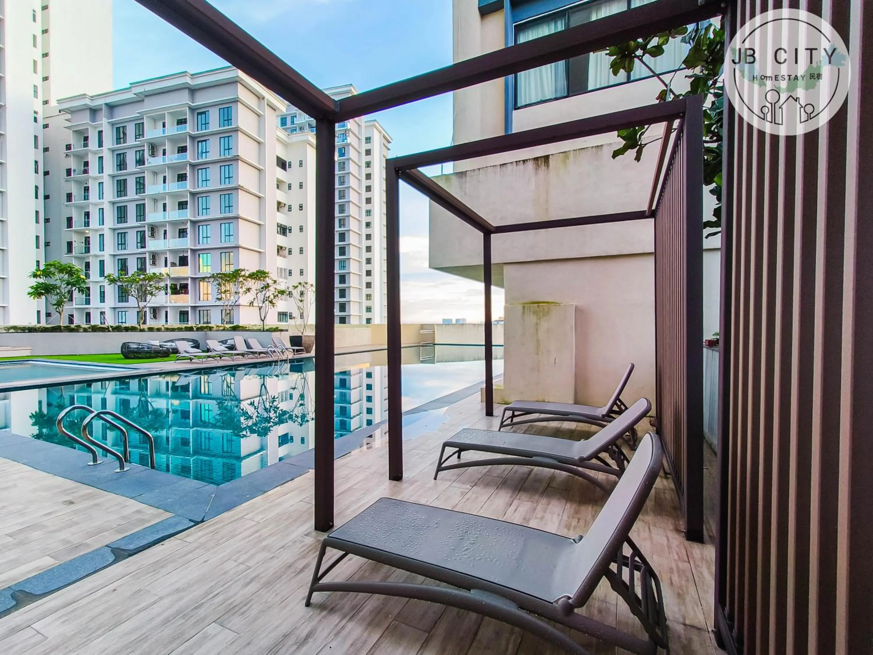 Swimming pool in Paradigm Residence by RR JBcity