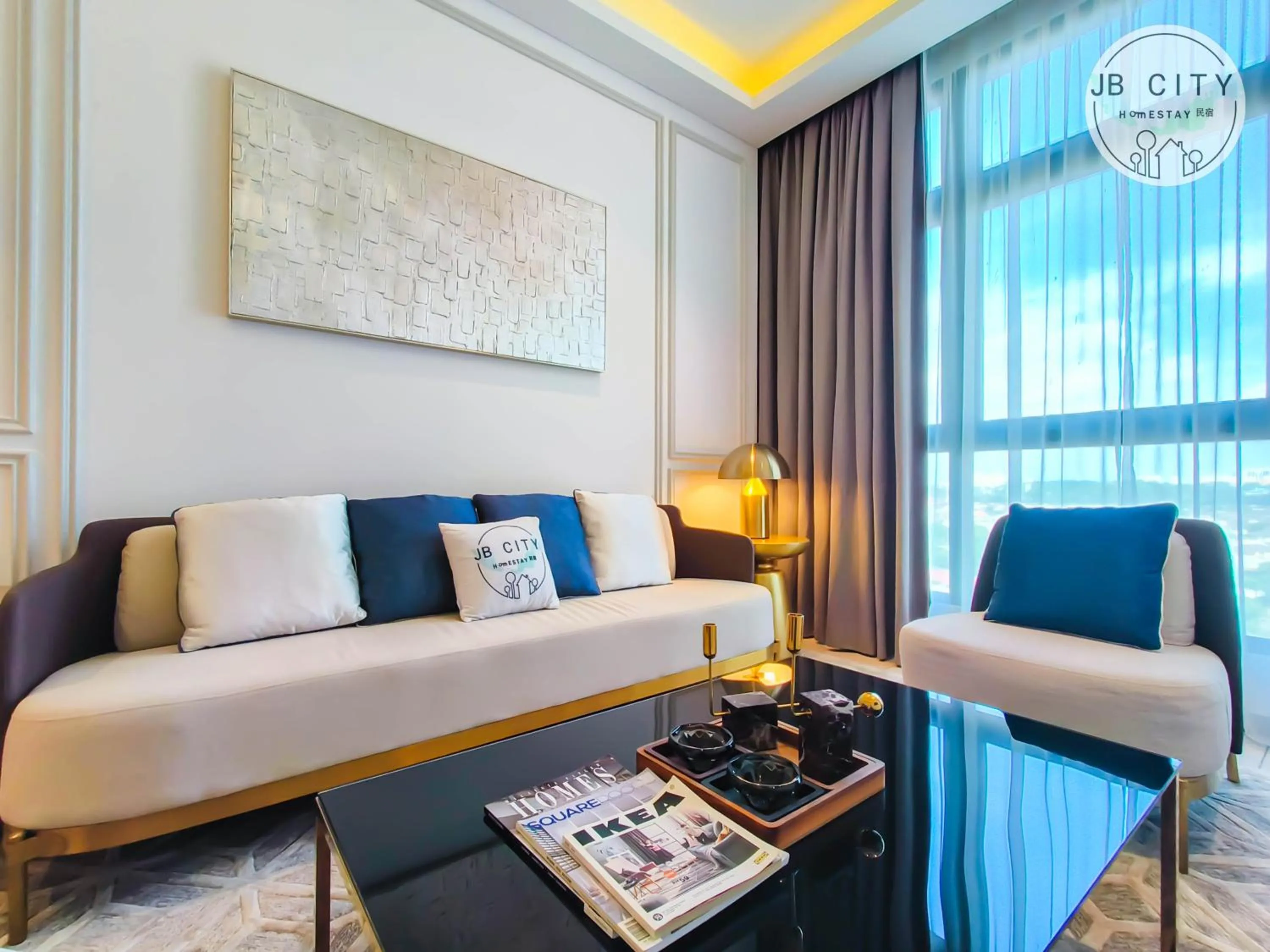 Living room in Paradigm Residence by RR JBcity