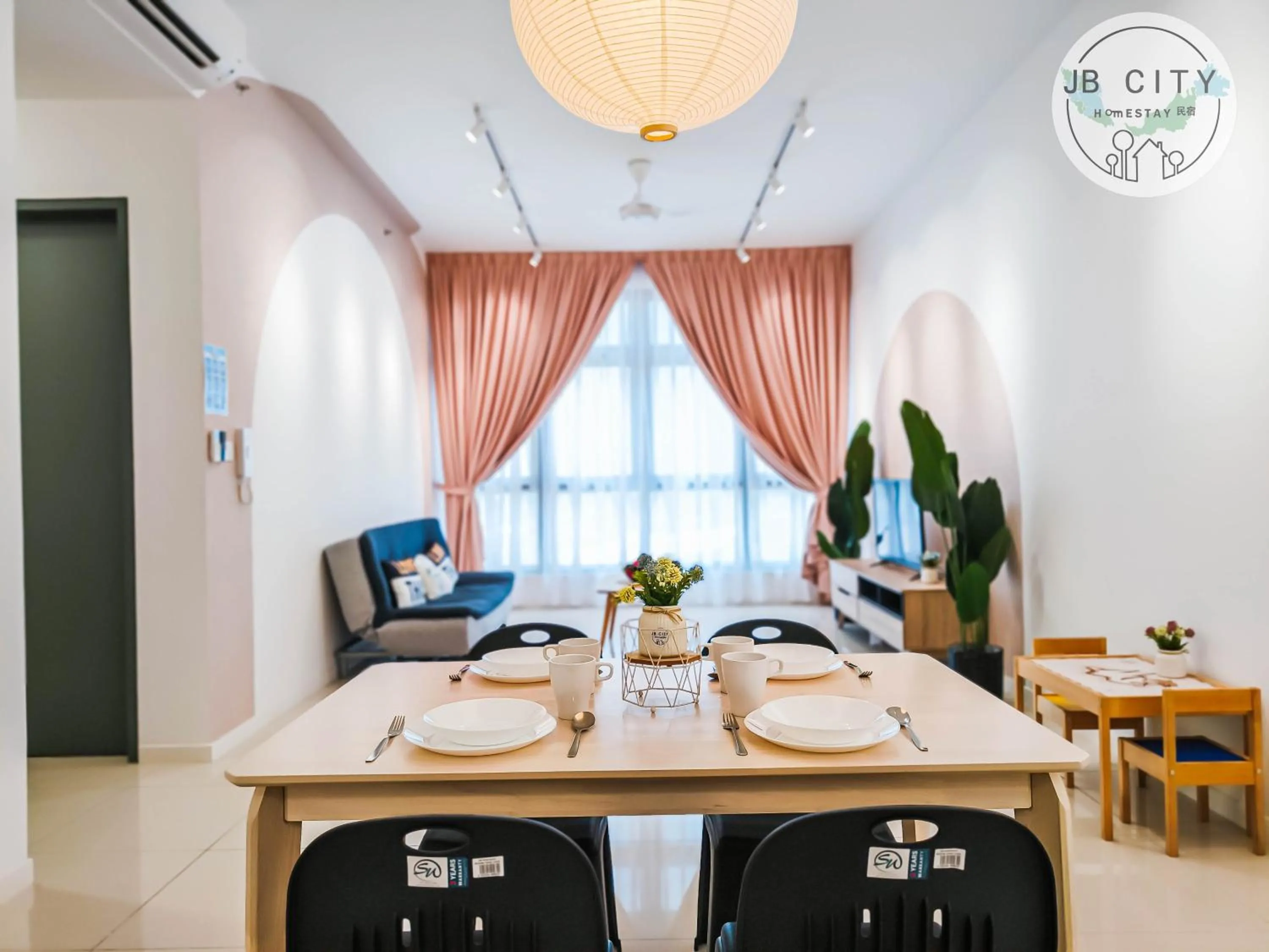 Living room in Paradigm Residence by RR JBcity