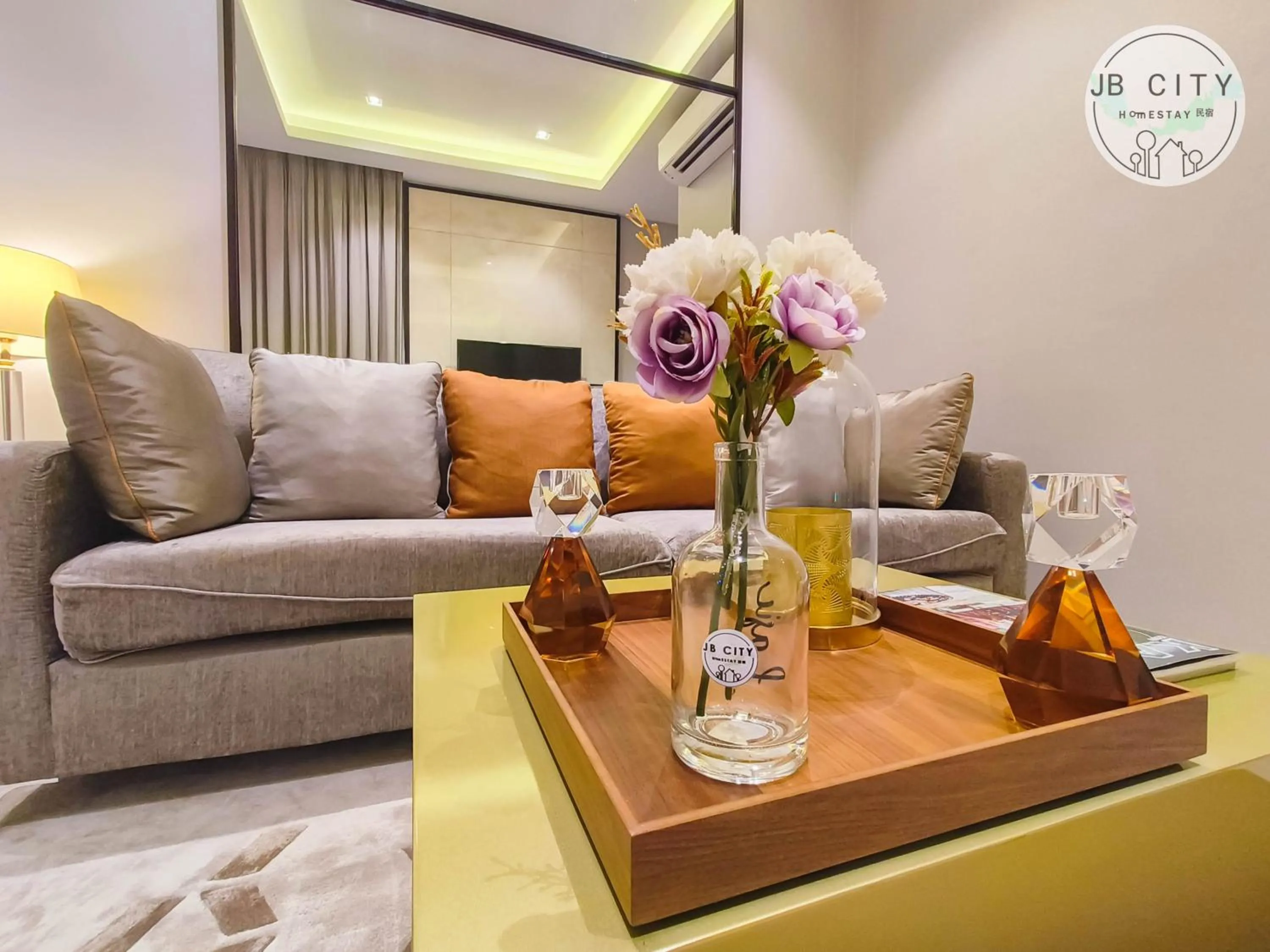 Living room in Paradigm Residence by RR JBcity