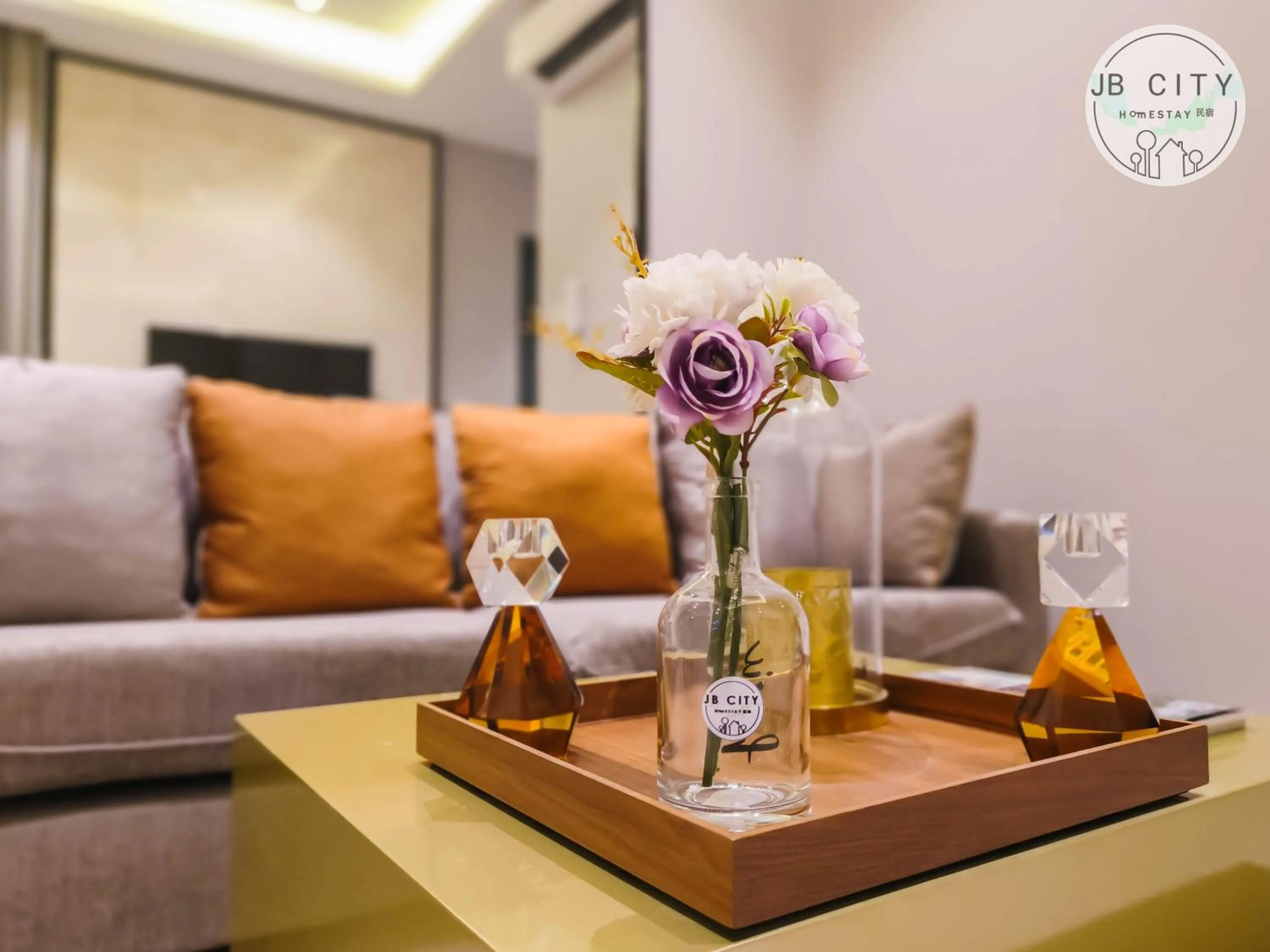 Living room in Paradigm Residence by RR JBcity