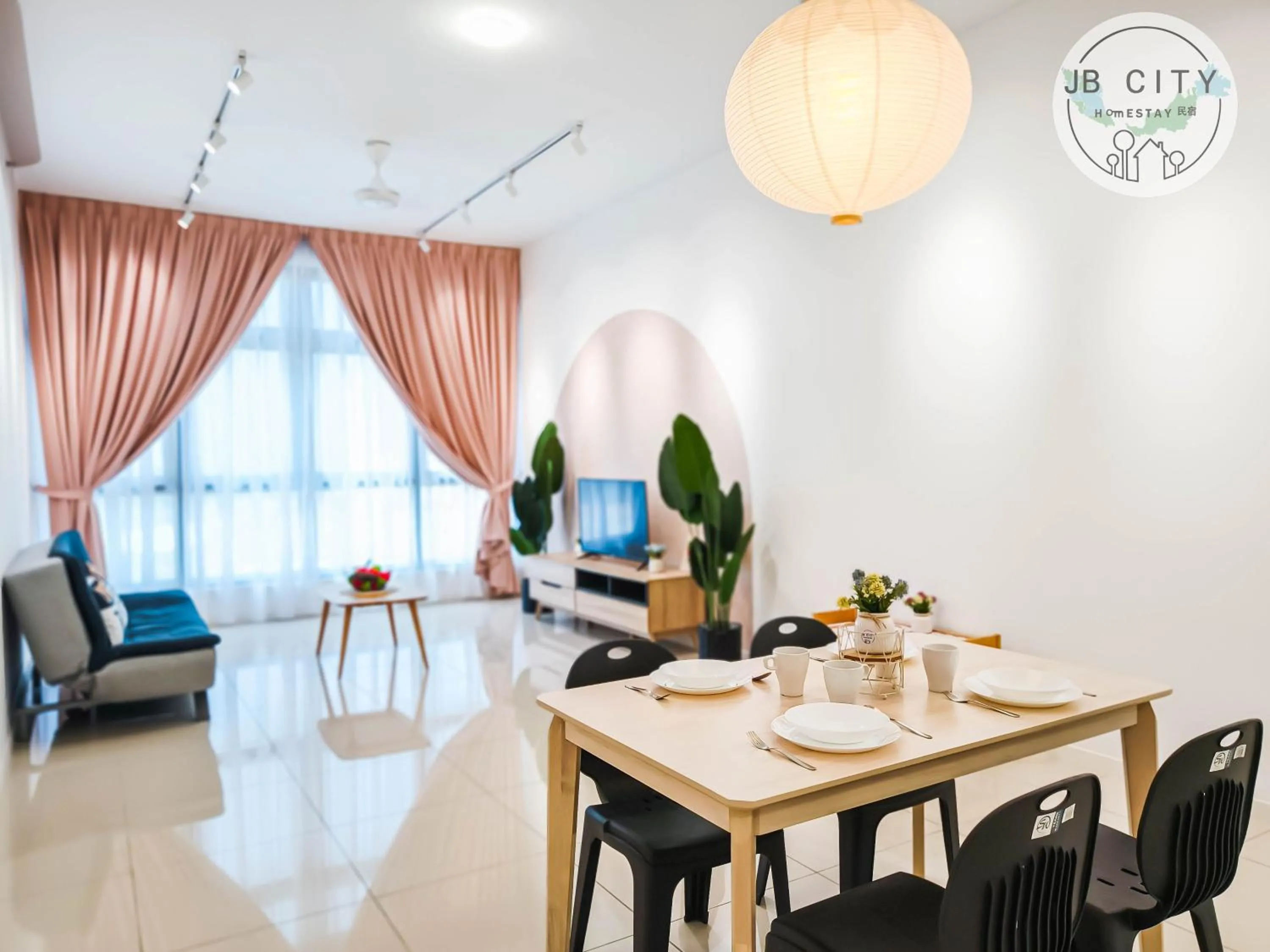 Living room in Paradigm Residence by RR JBcity