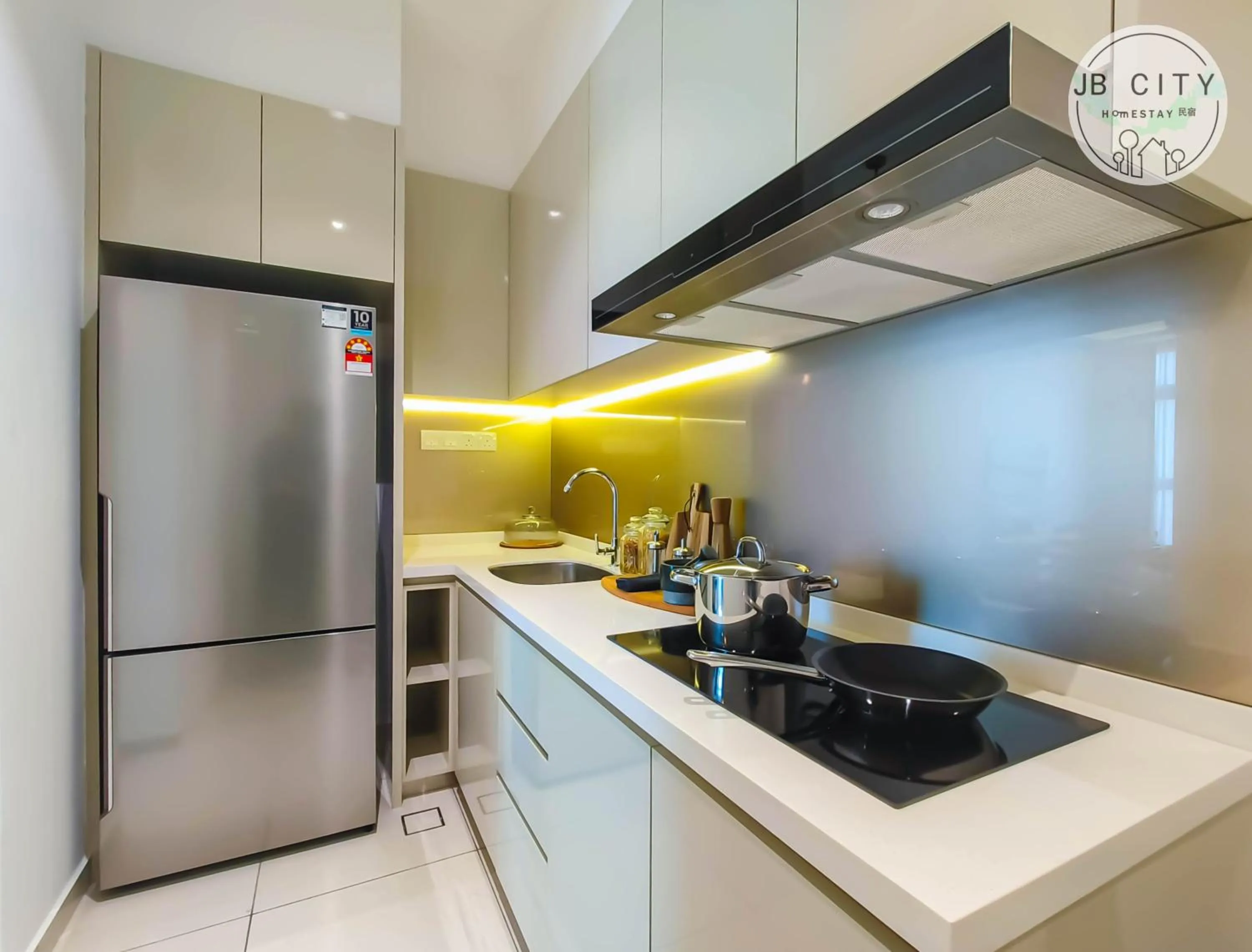 Kitchen or kitchenette in Paradigm Residence by RR JBcity