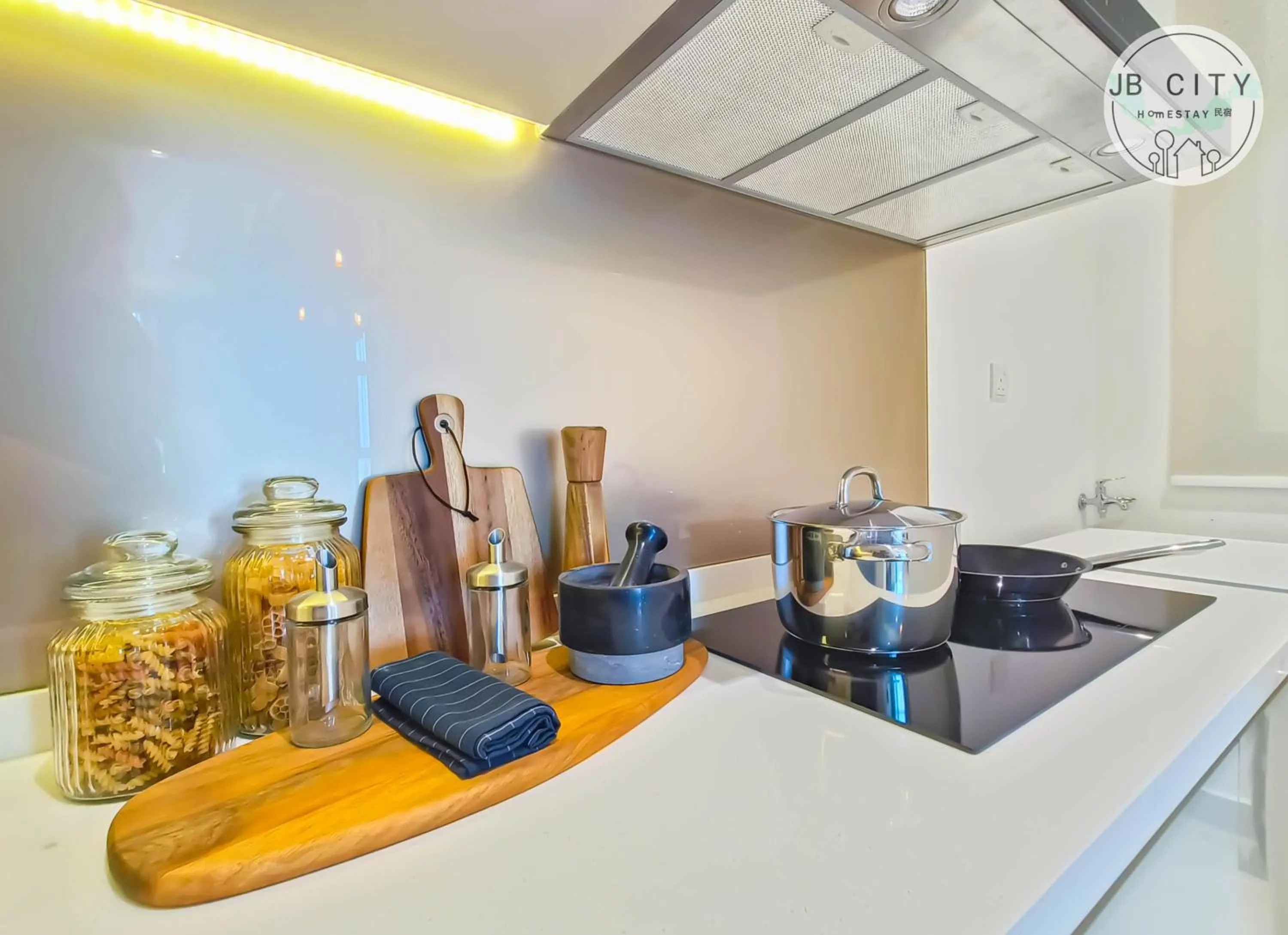 Kitchen or kitchenette in Paradigm Residence by RR JBcity