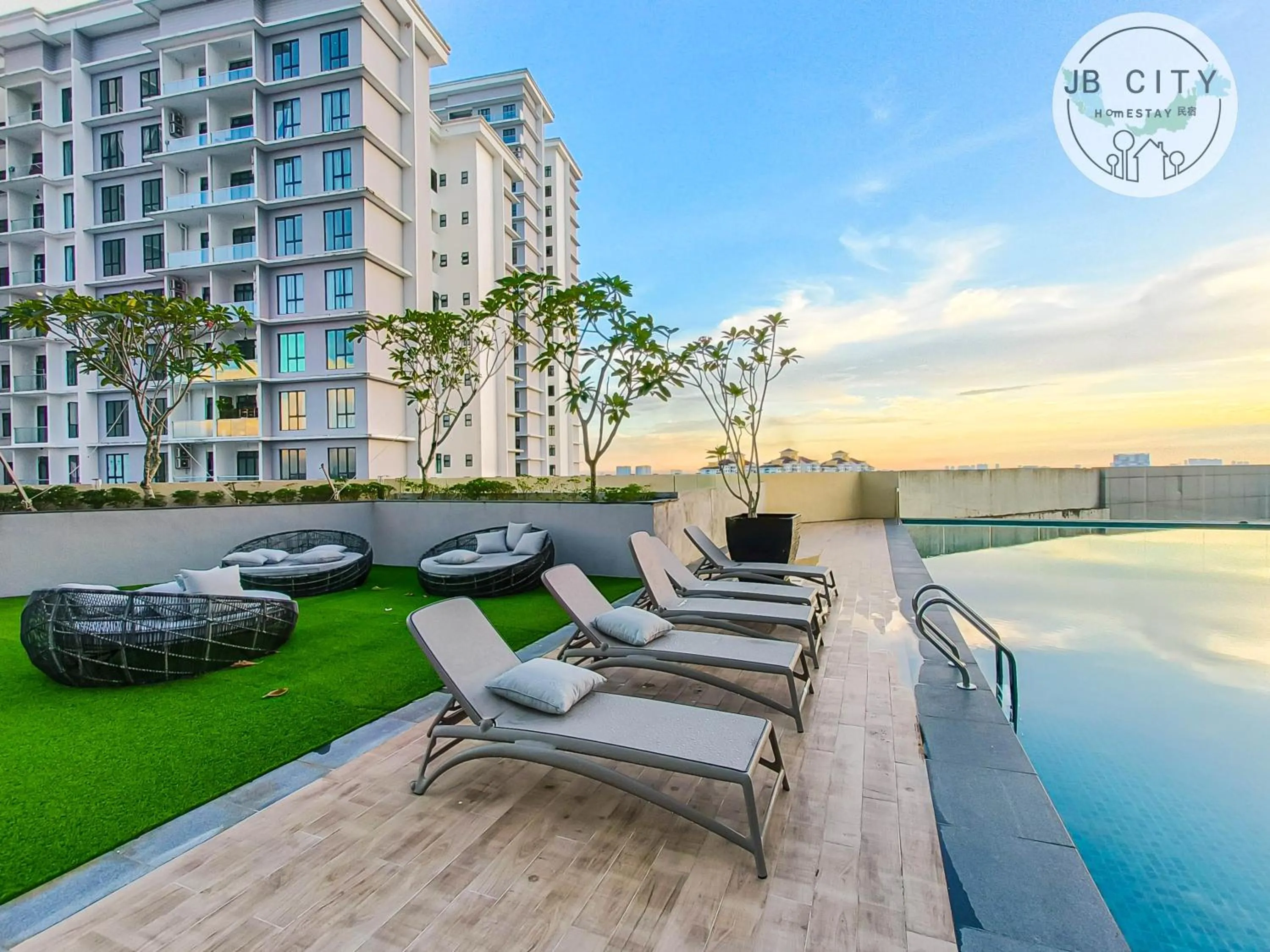 Swimming pool in Paradigm Residence by RR JBcity