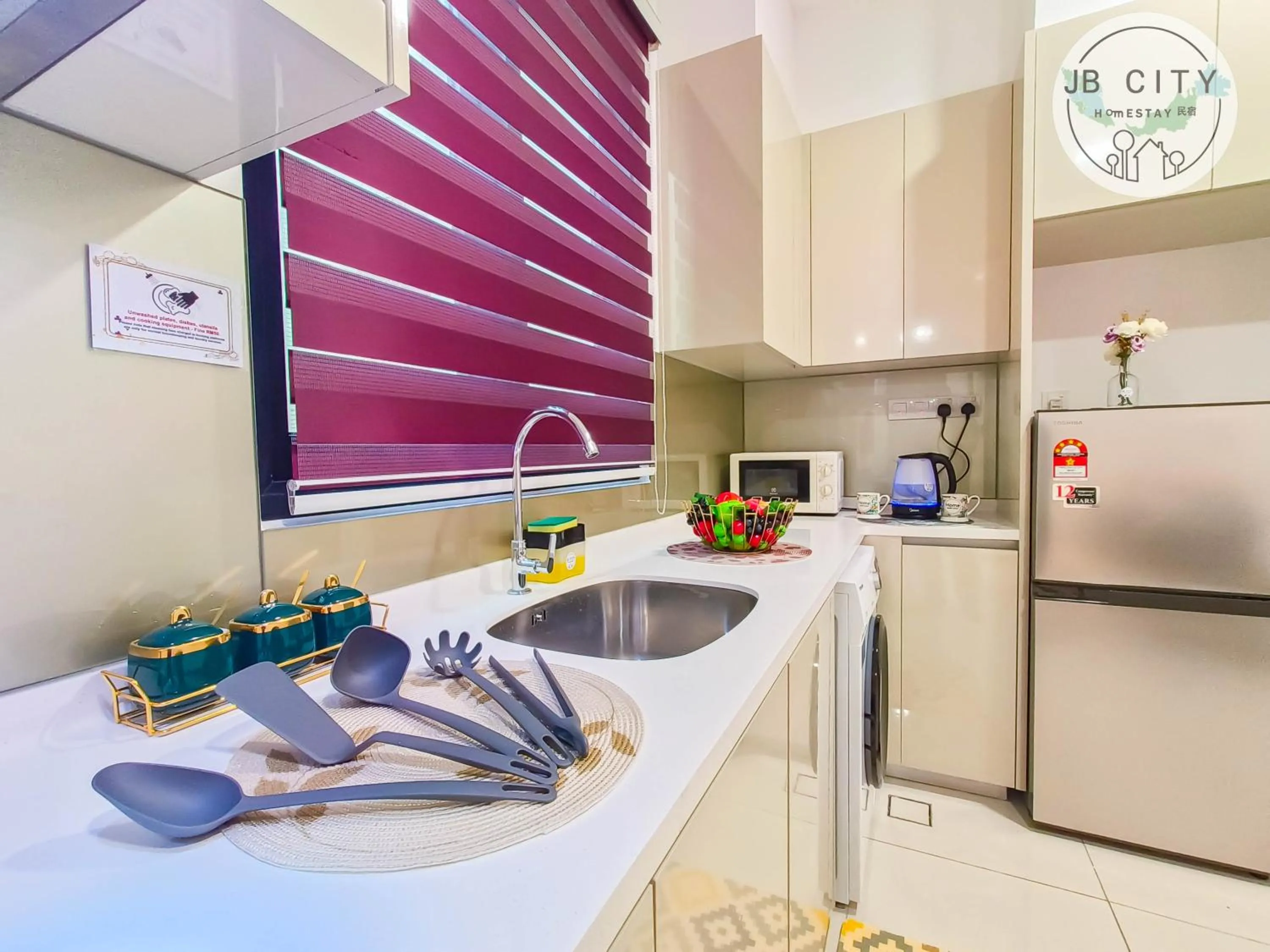 Kitchen or kitchenette in Paradigm Residence by RR JBcity