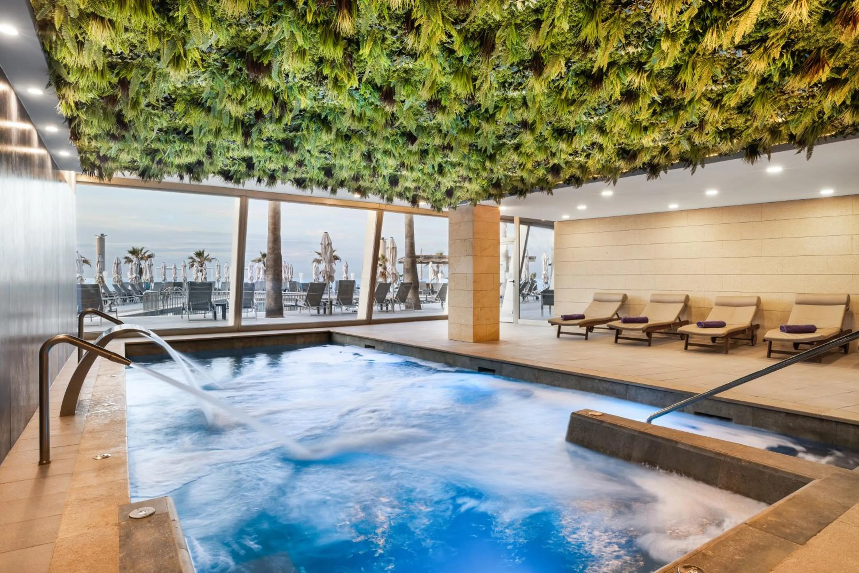 Swimming pool in Aparthotel Fontanellas Playa