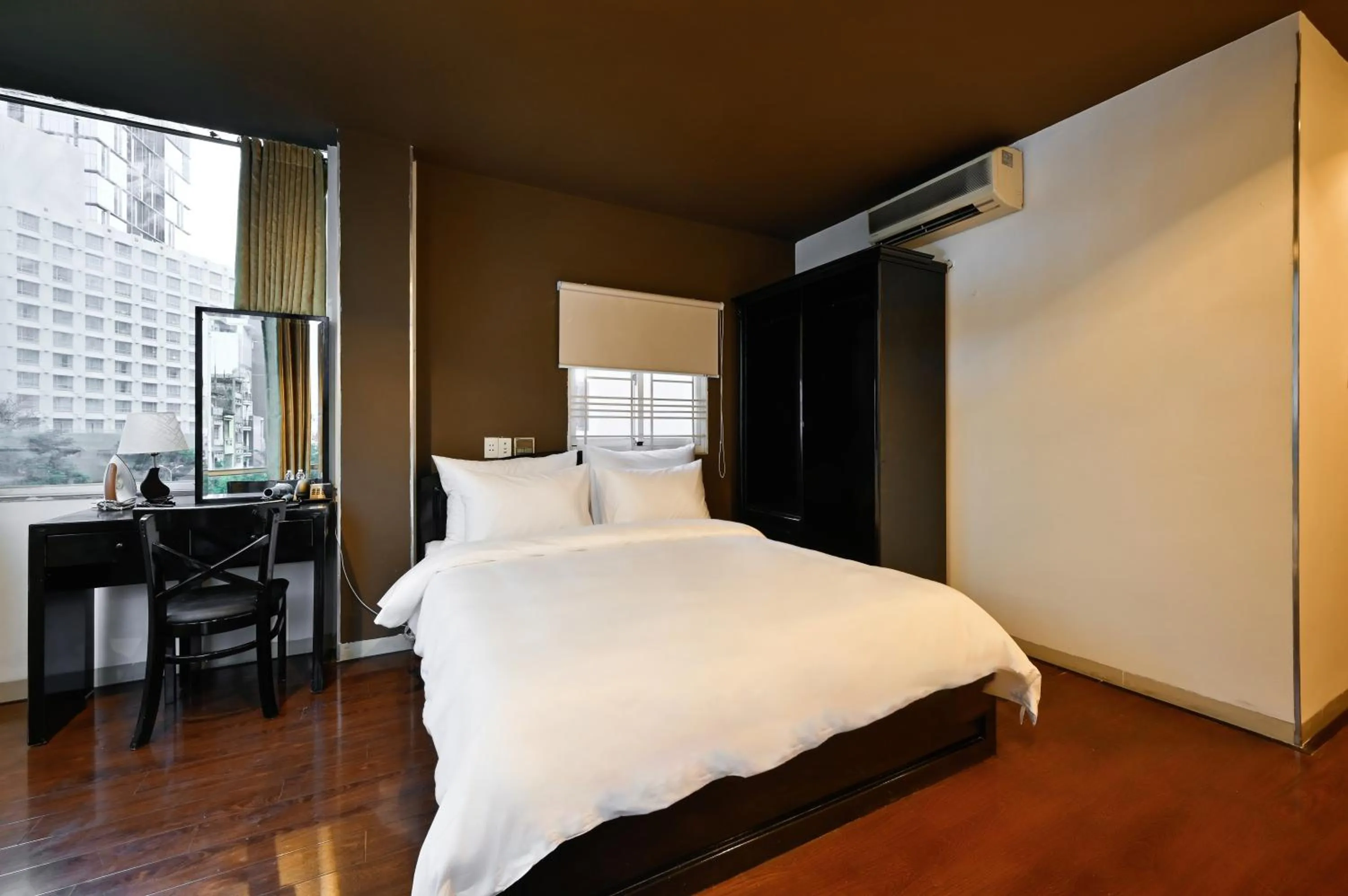 Bed in The Noble Swan Hotel New World