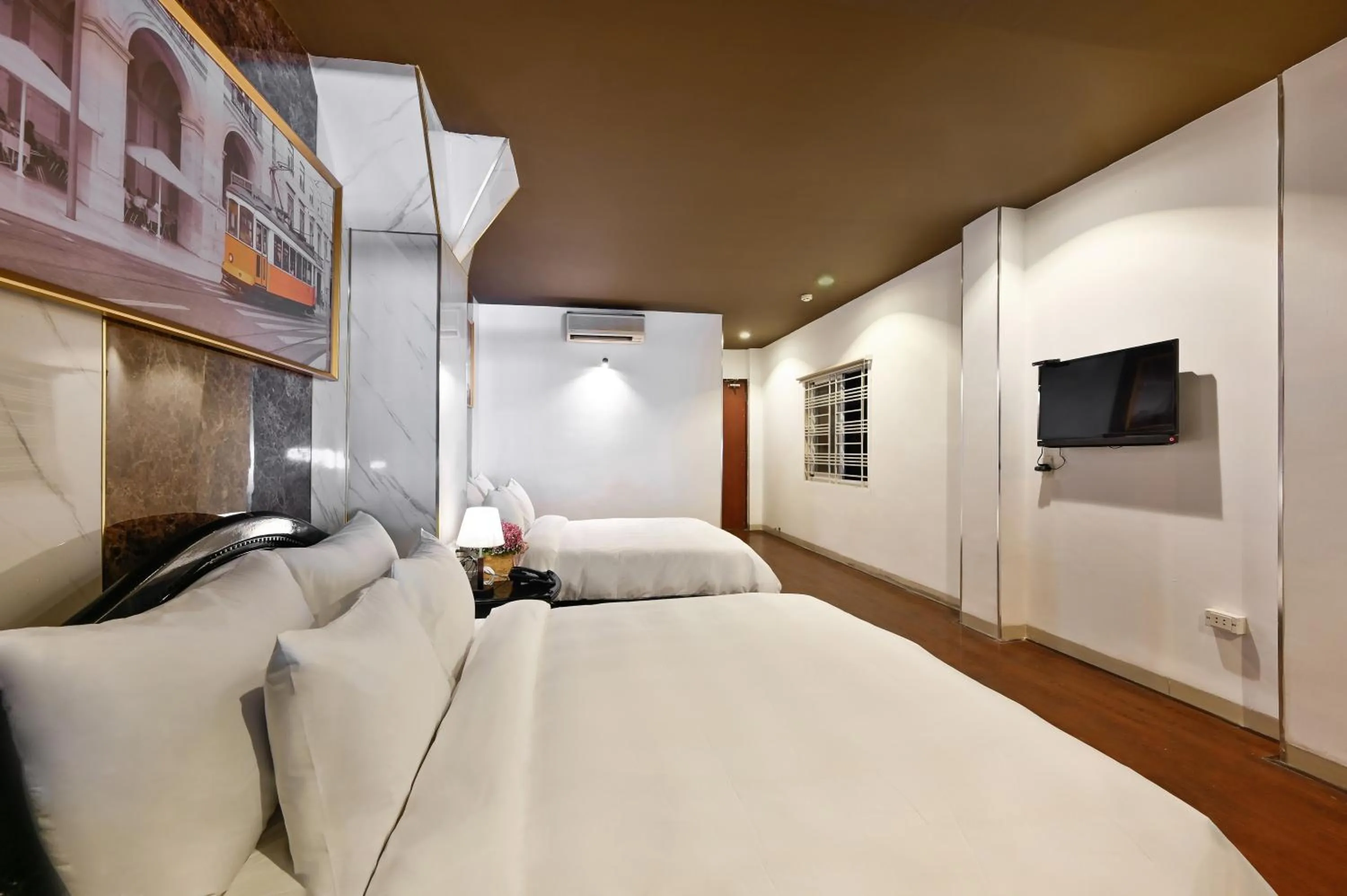 TV and multimedia in The Noble Swan Hotel New World