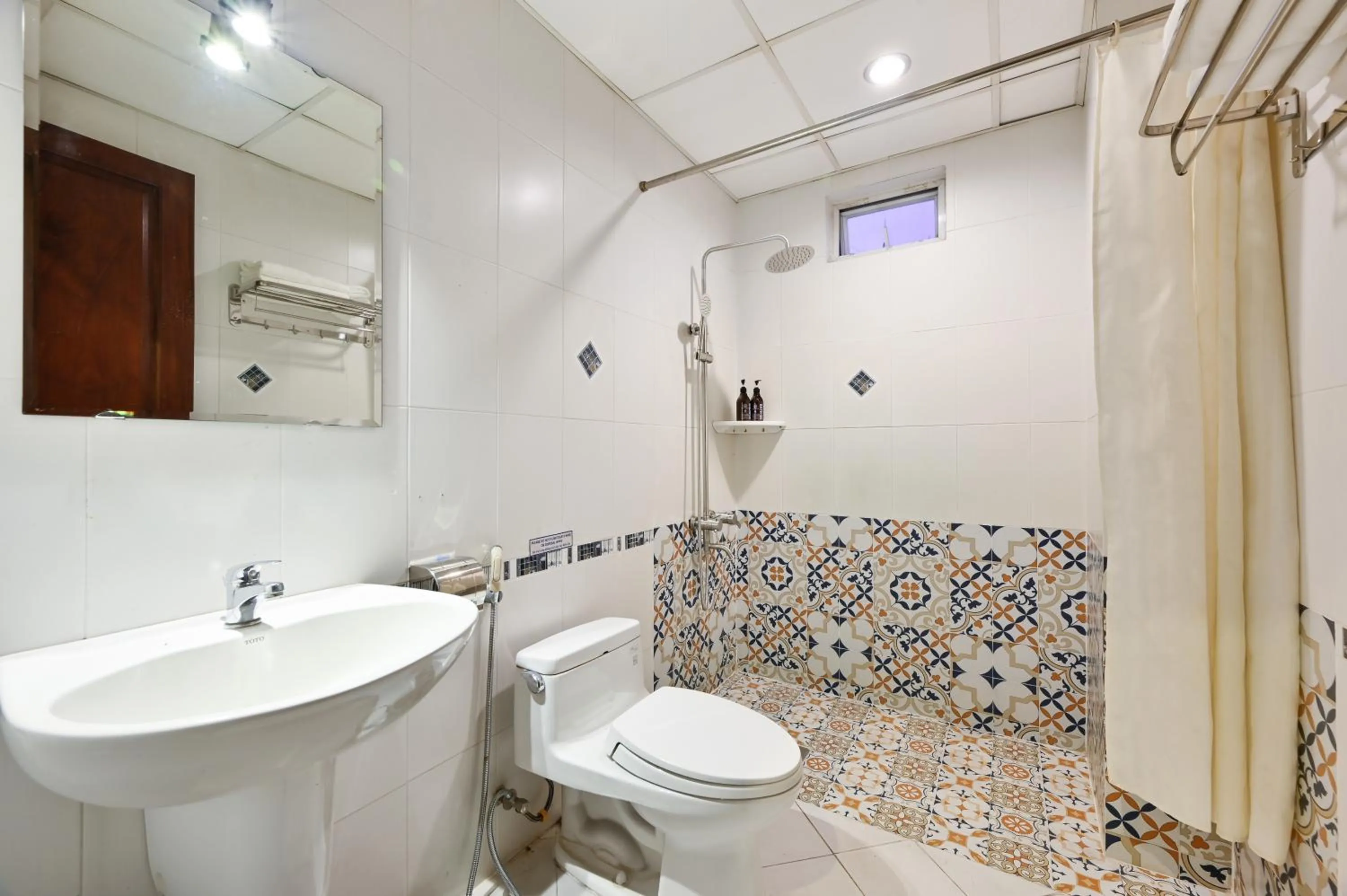 Toilet in The Noble Swan Hotel New World