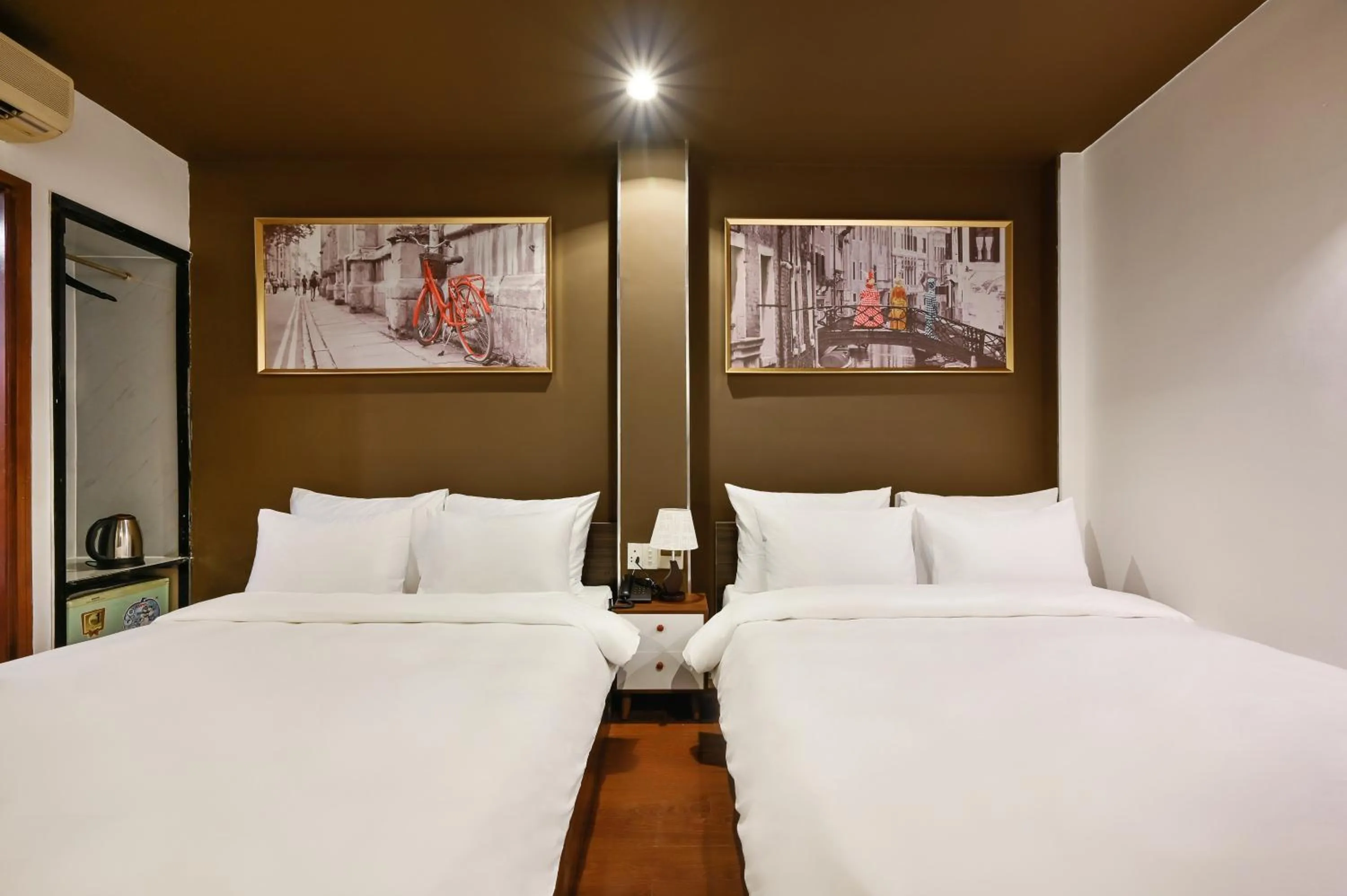 Bed in The Noble Swan Hotel New World