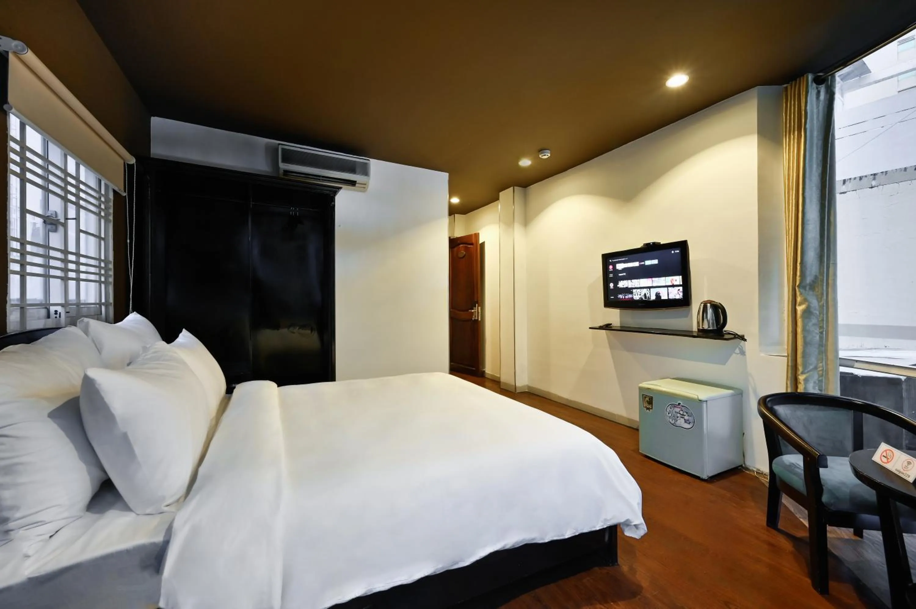 TV and multimedia in The Noble Swan Hotel New World