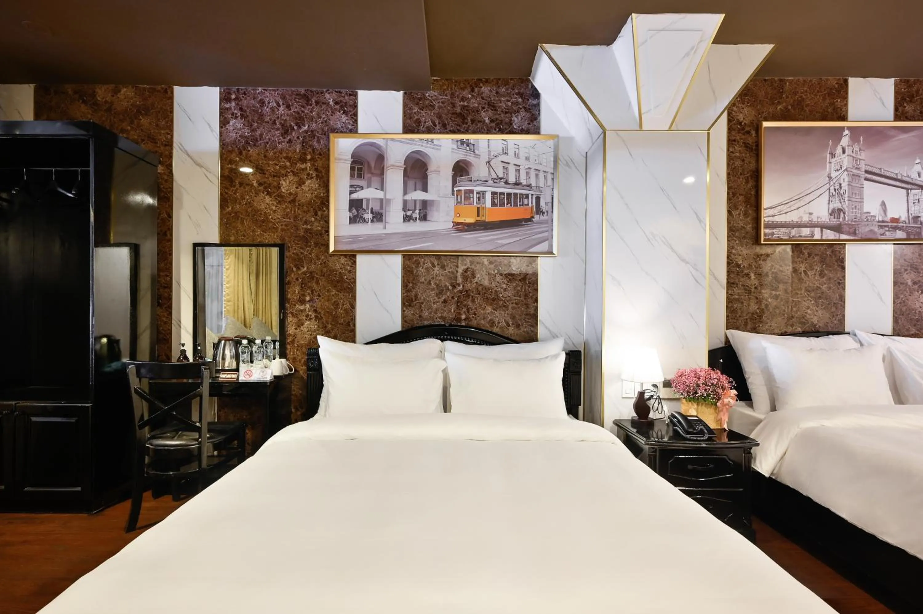 Bed in The Noble Swan Hotel New World