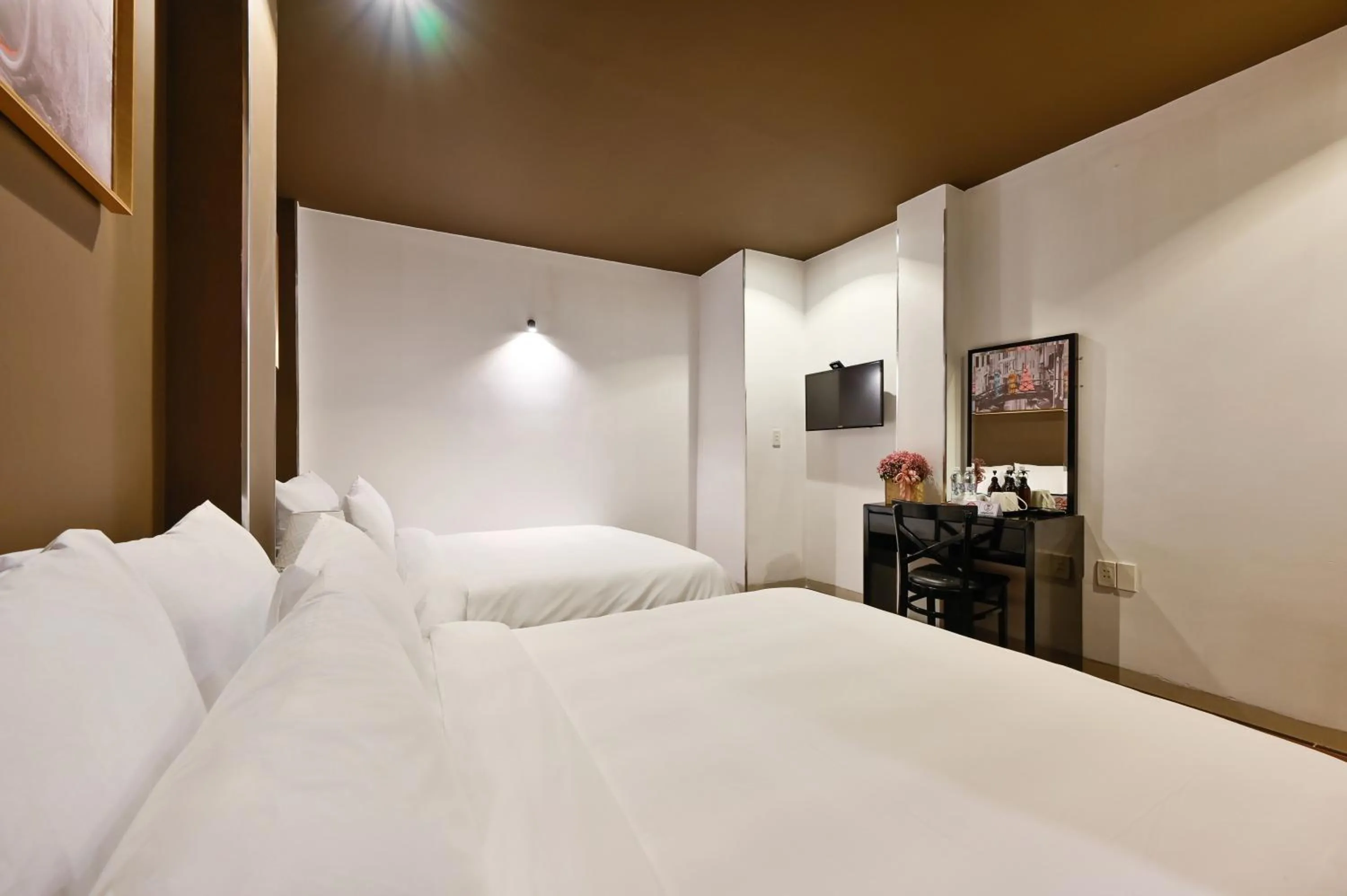 Bed in The Noble Swan Hotel New World