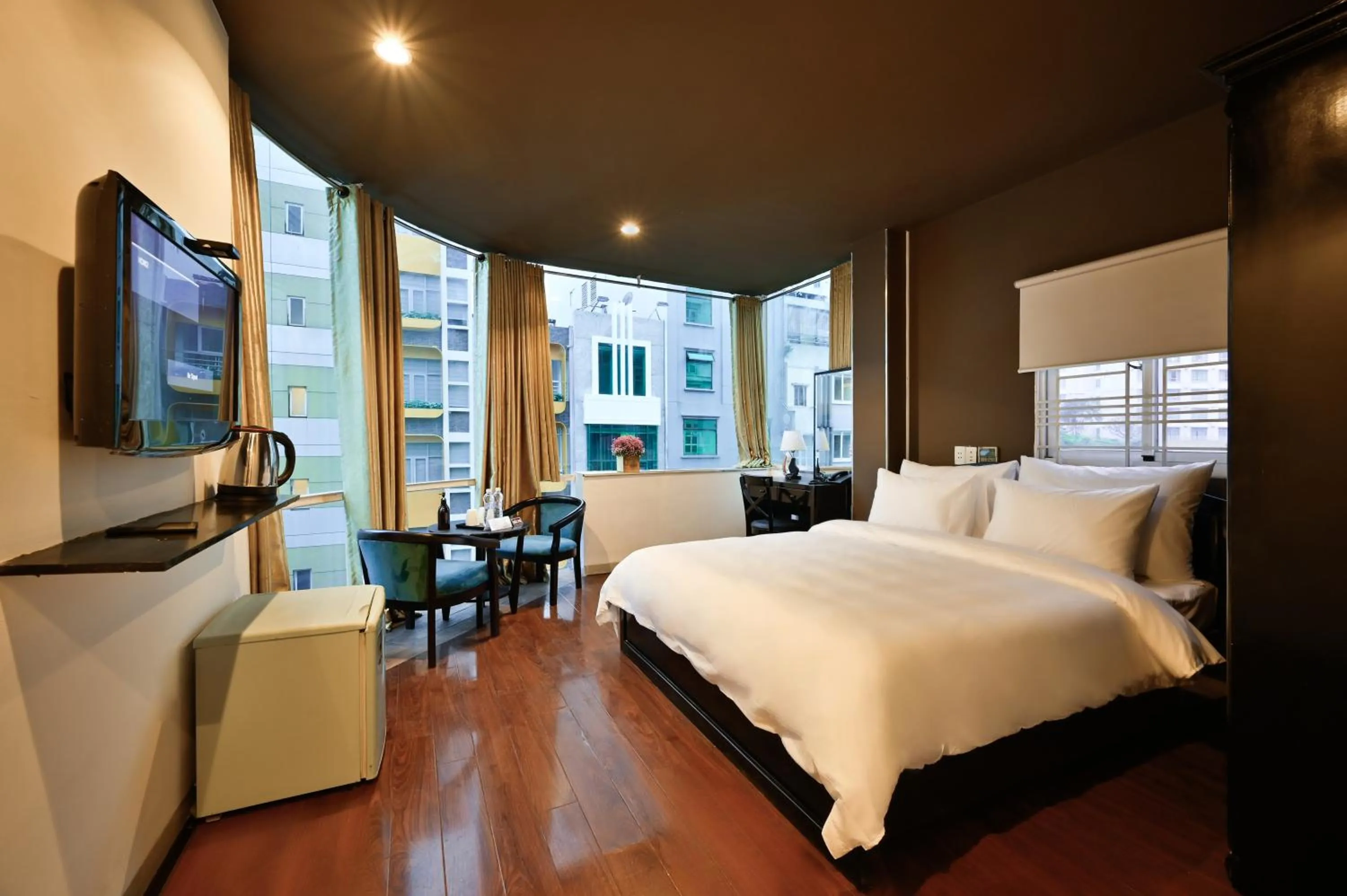 Bed in The Noble Swan Hotel New World